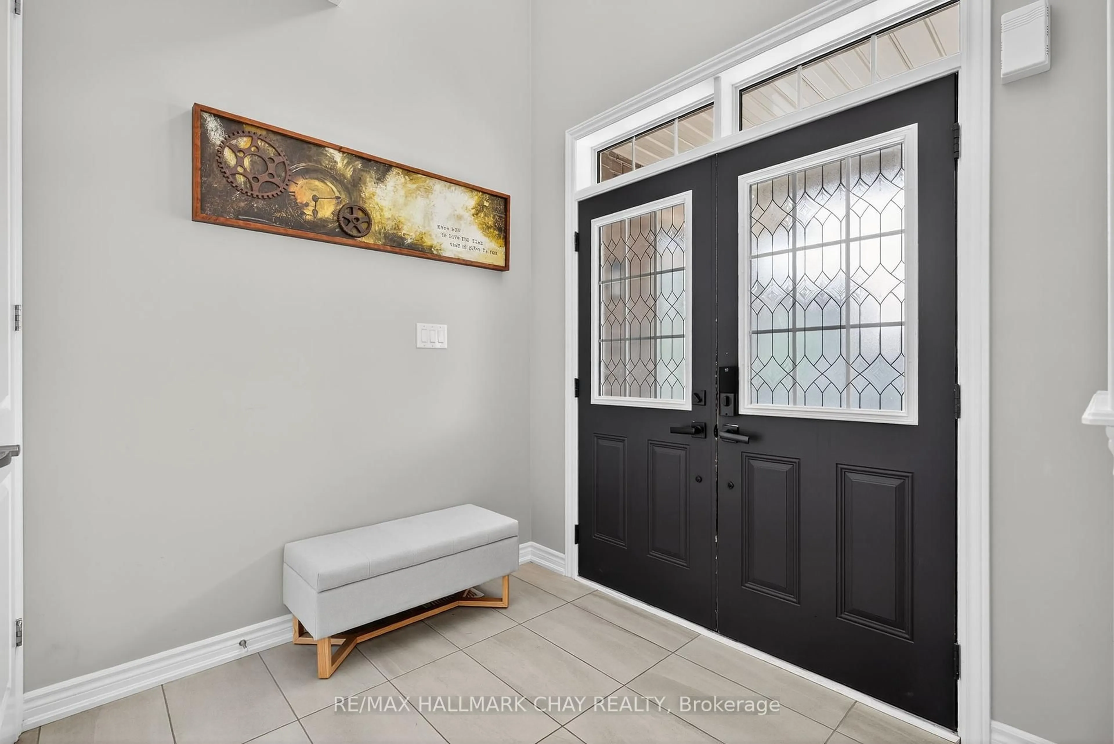 Indoor entryway for 120 Victoria Wood Ave, Springwater Ontario L9X 1Z8