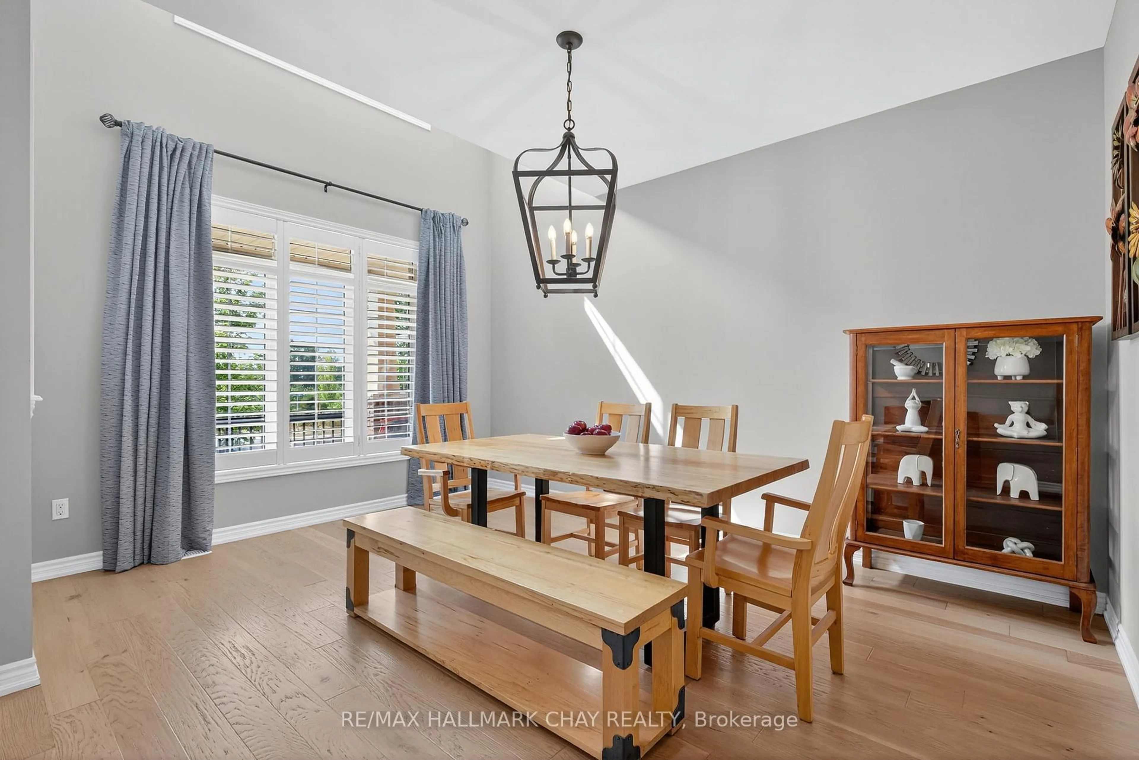 Dining room, wood/laminate floor for 120 Victoria Wood Ave, Springwater Ontario L9X 1Z8