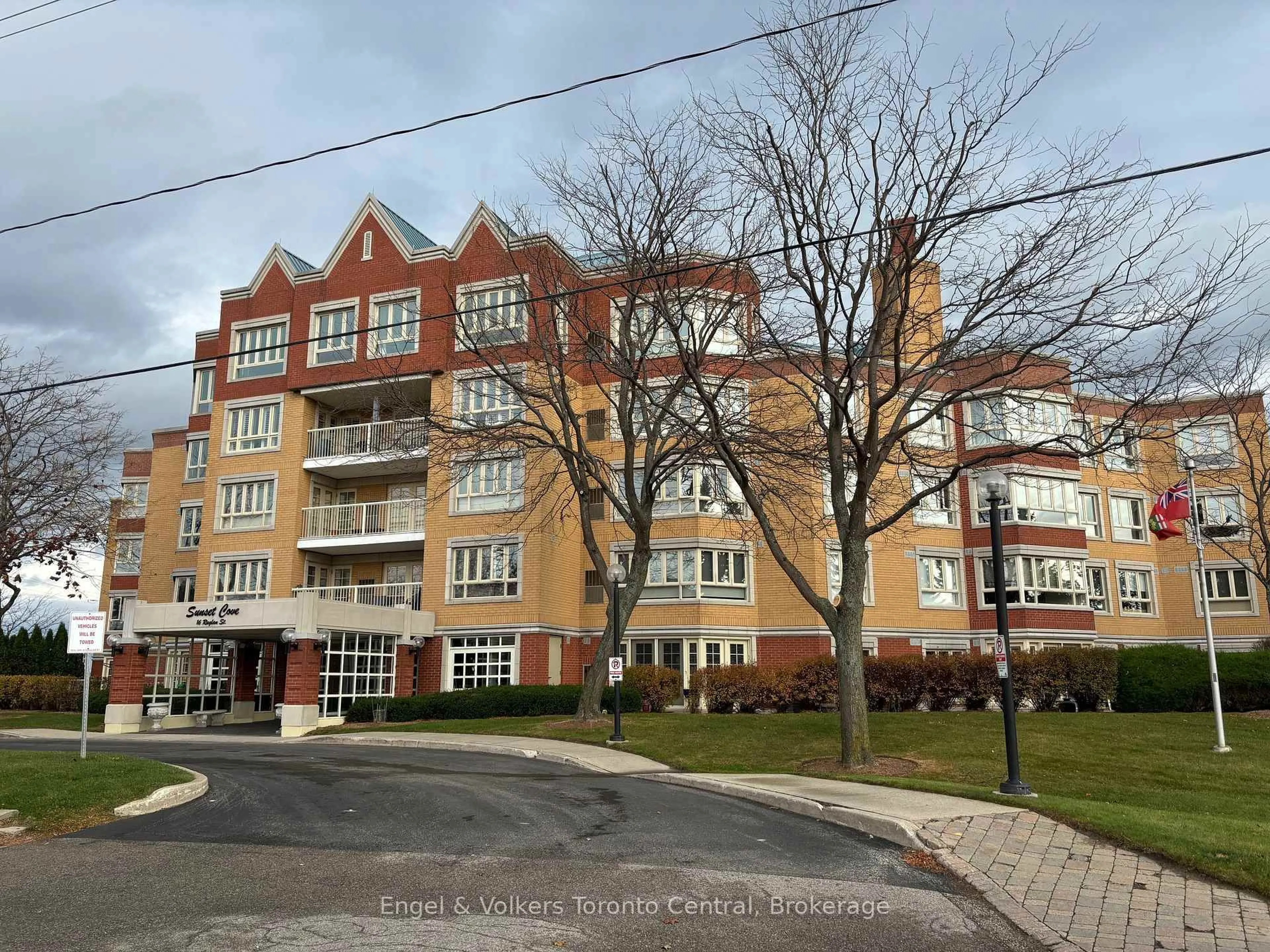 A pic from outside/outdoor area/front of a property/back of a property/a pic from drone, street for 16 Raglan St #102, Collingwood Ontario L9Y 4Y2