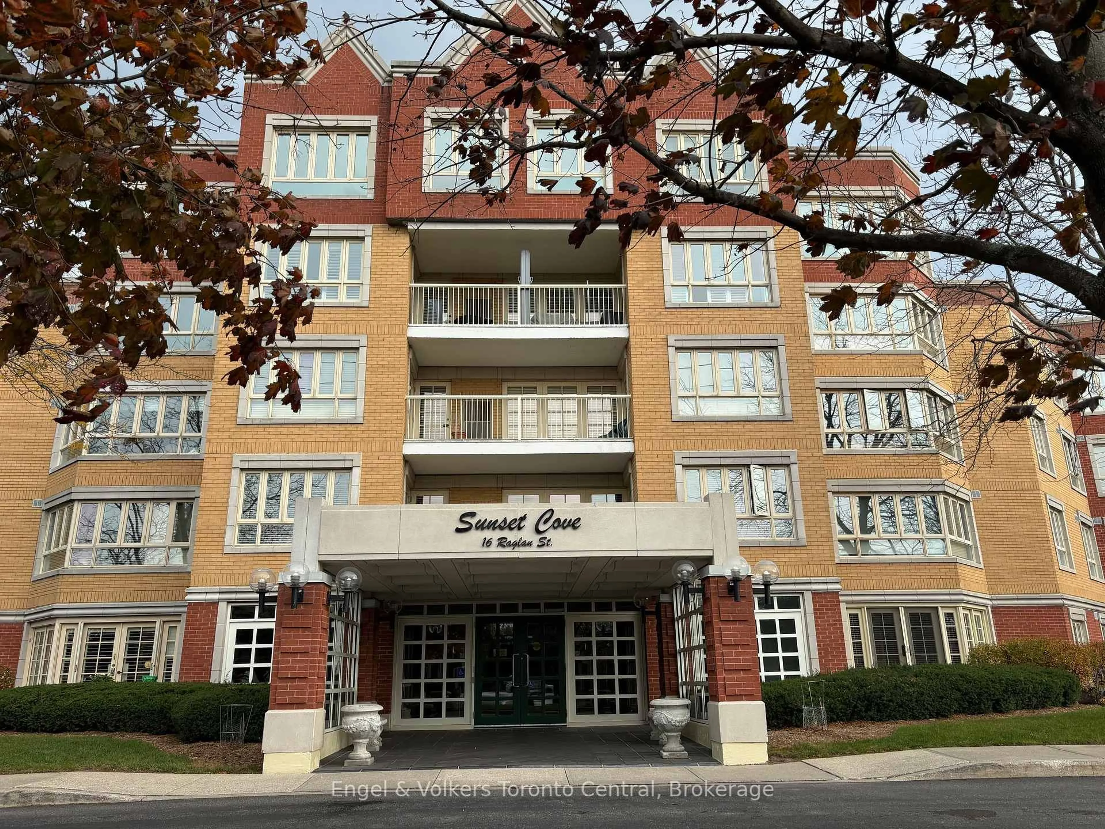 Indoor foyer for 16 Raglan St #102, Collingwood Ontario L9Y 4Y2