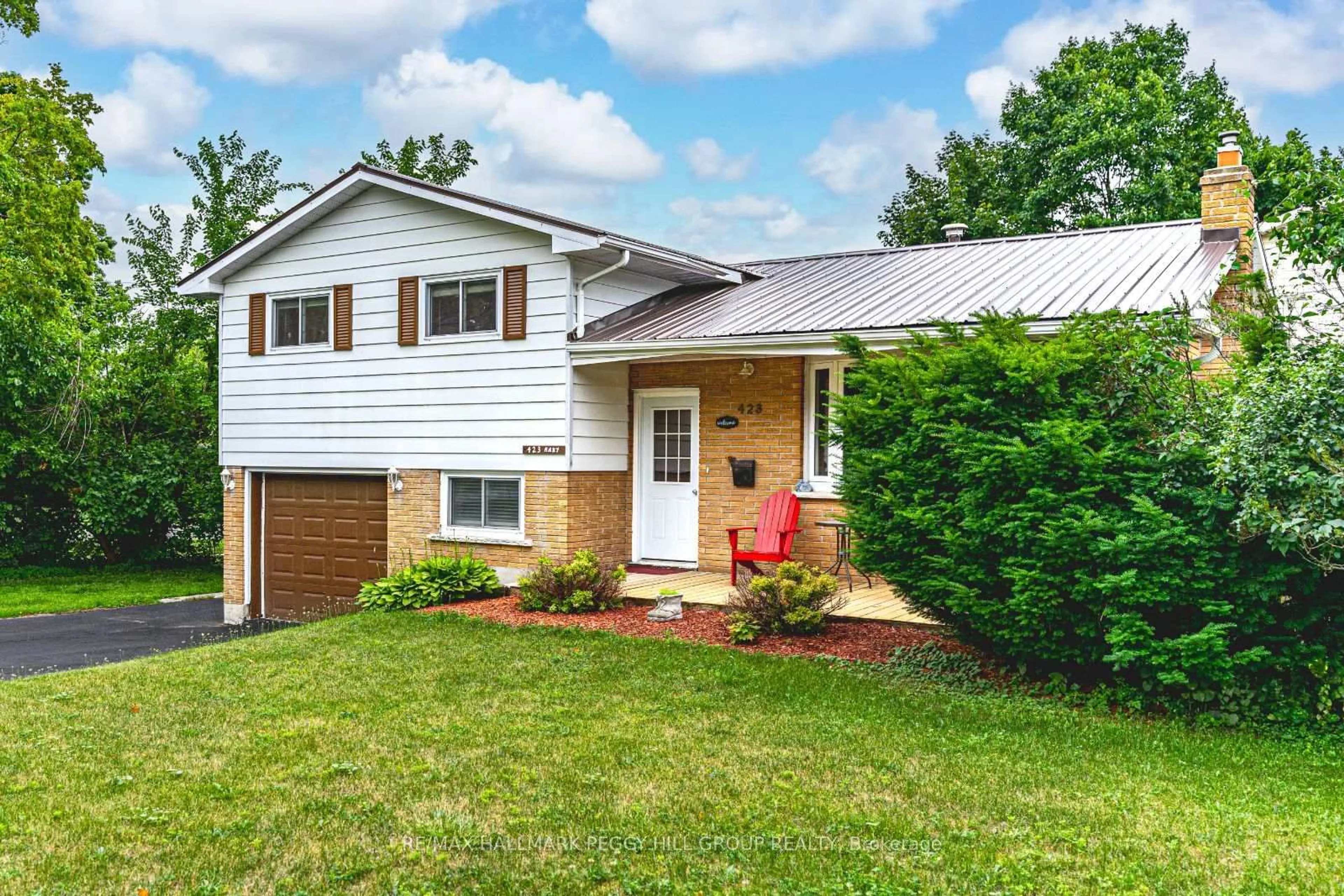 Home with vinyl exterior material, street for 423 Mary St, Orillia Ontario L3V 3G5