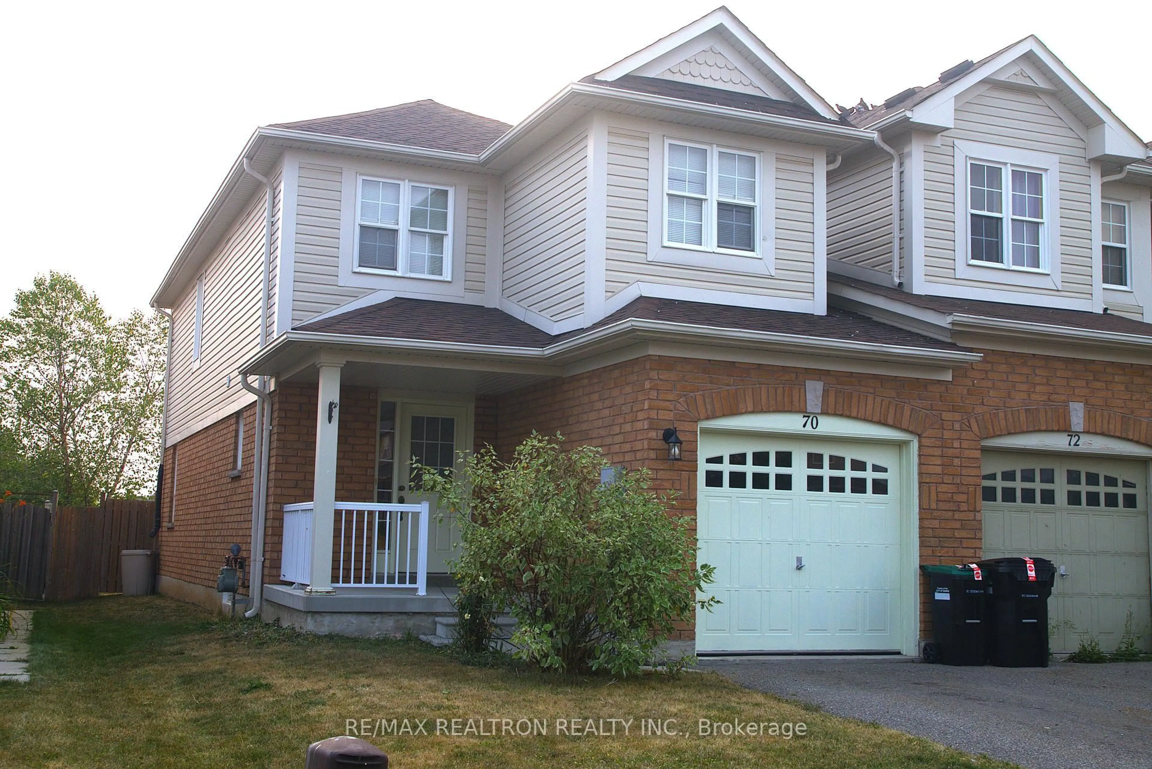 Home with vinyl exterior material, street for 70 Commonwealth Rd, Barrie Ontario L4M 0C9