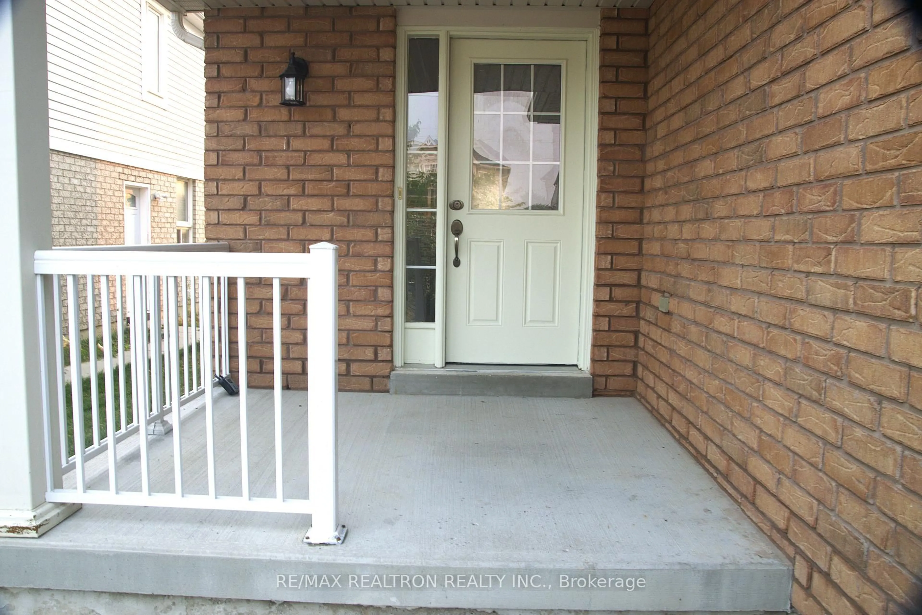 Indoor entryway for 70 Commonwealth Rd, Barrie Ontario L4M 0C9