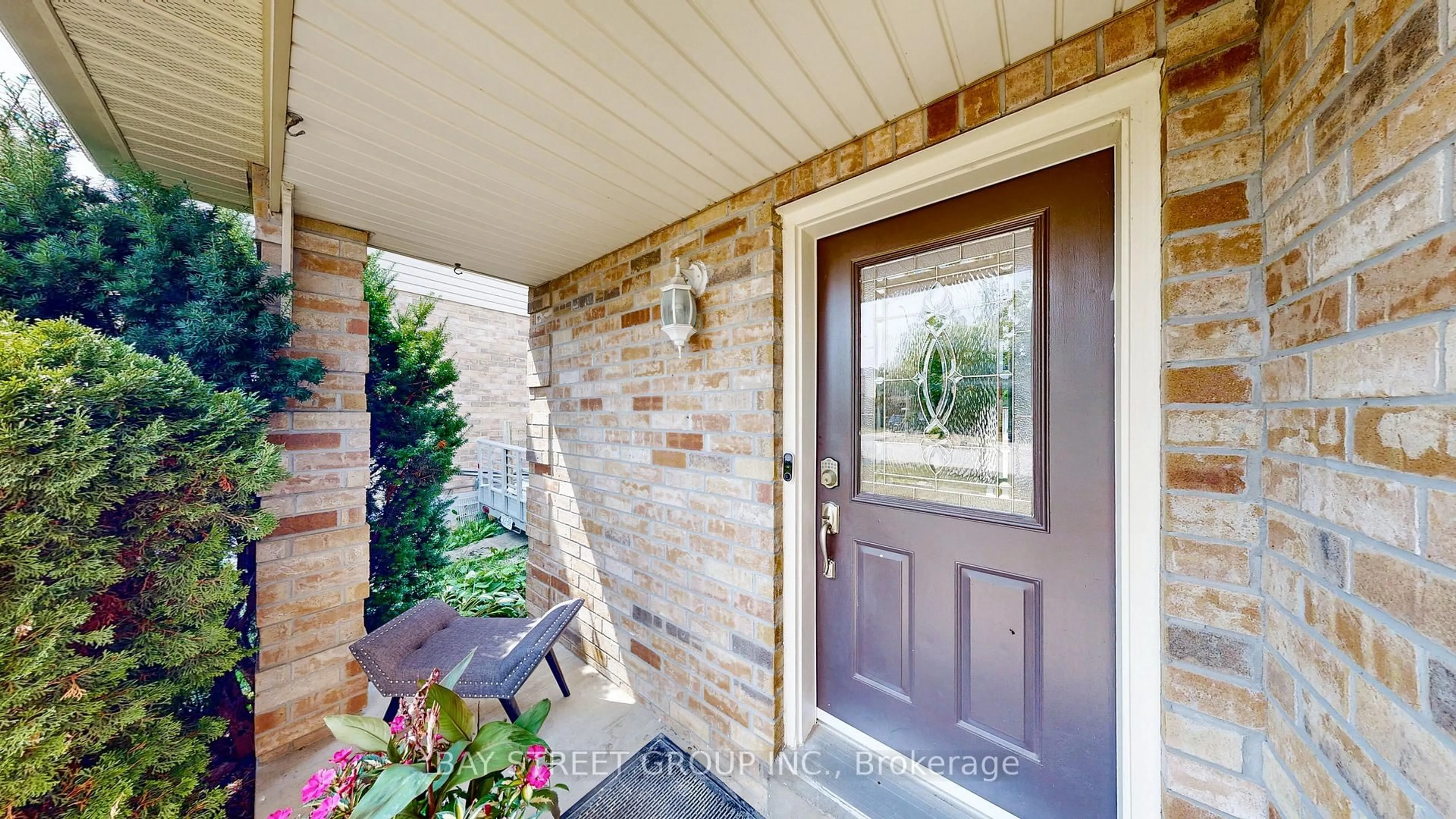 Indoor entryway for 16 Bates Crt, Barrie Ontario L4N 8L8