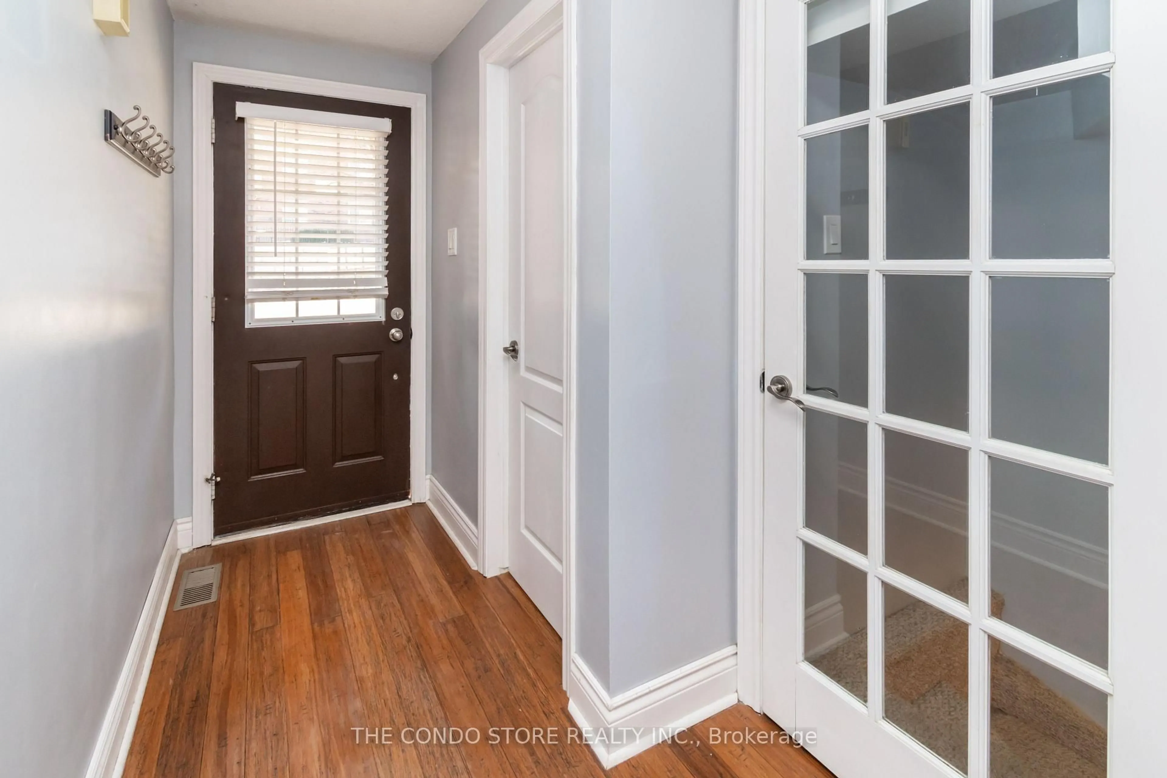 Indoor entryway for 10 Sawmill Rd, Barrie Ontario L4N 6X3