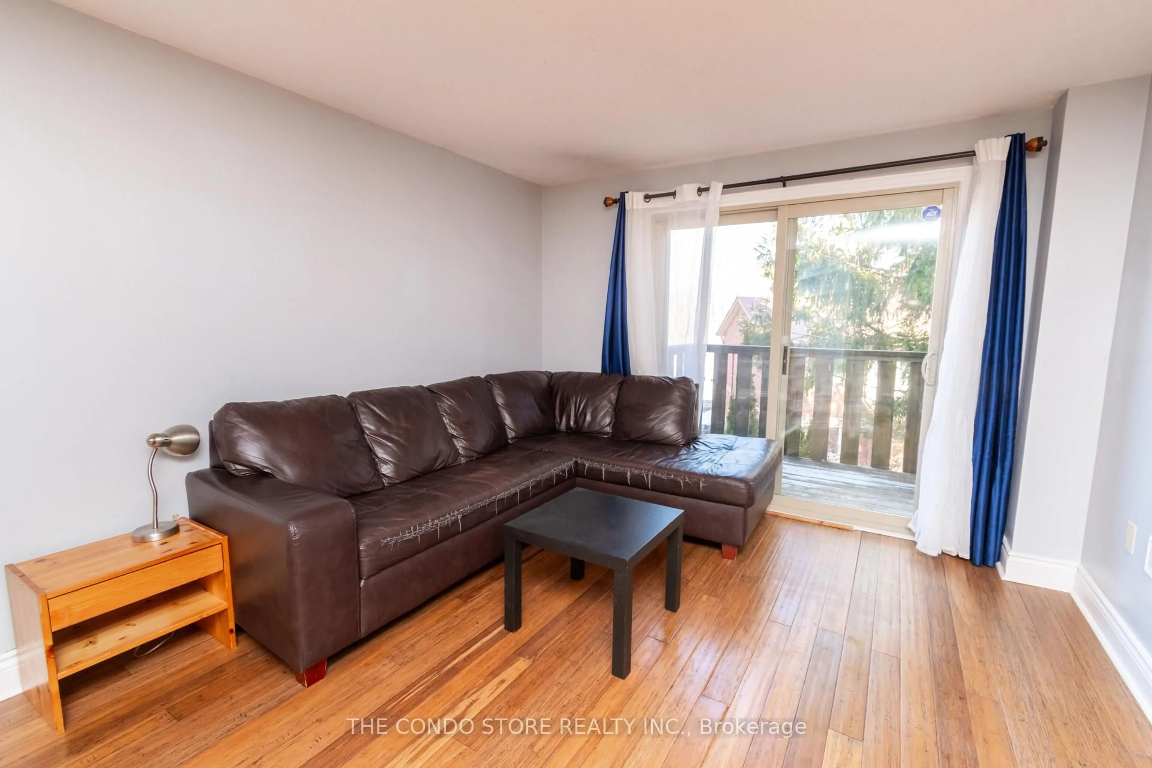 Living room with furniture, wood/laminate floor for 10 Sawmill Rd, Barrie Ontario L4N 6X3