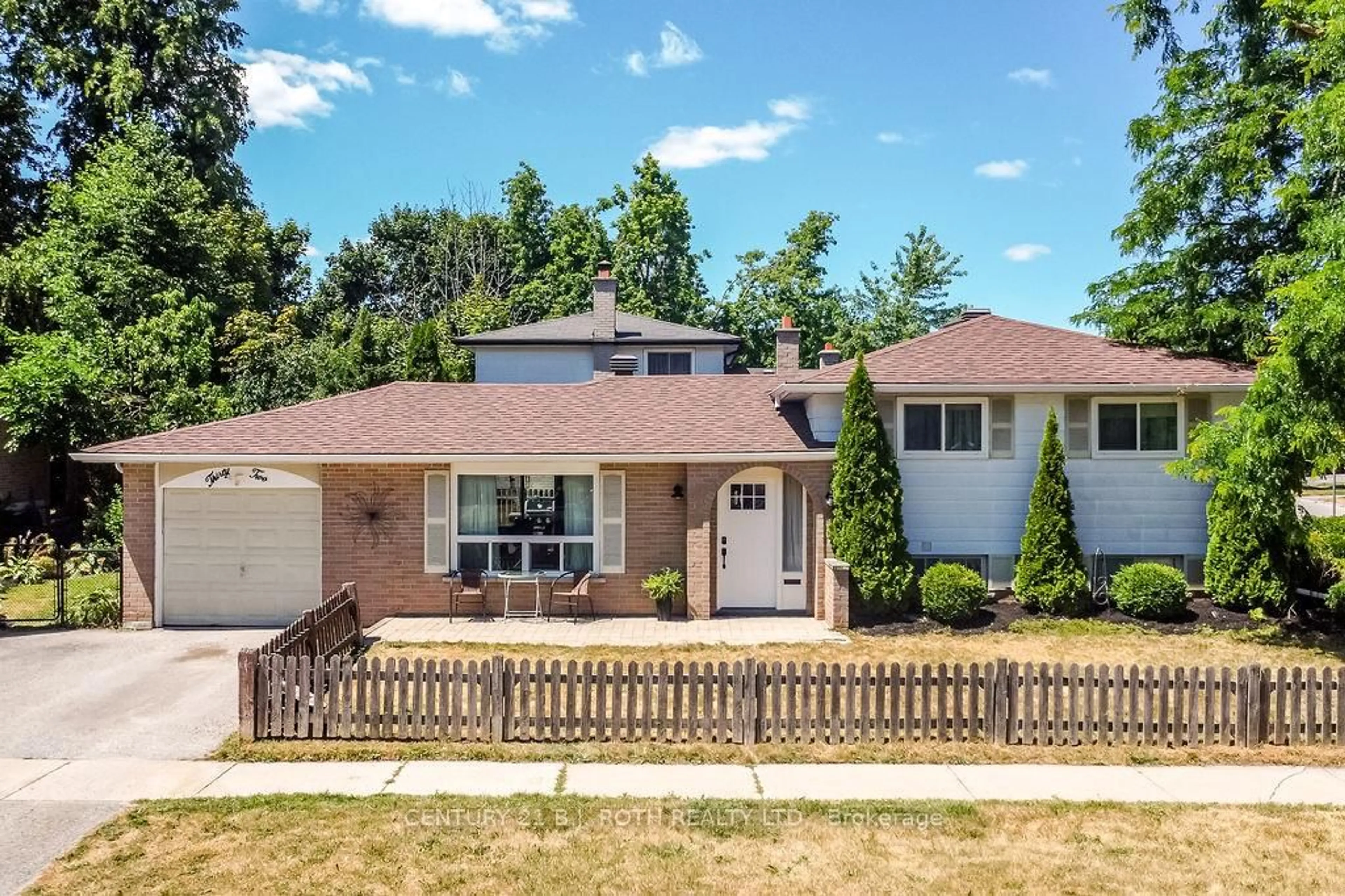 Home with brick exterior material, street for 32 Lonsdale Pl, Barrie Ontario L4M 4J1