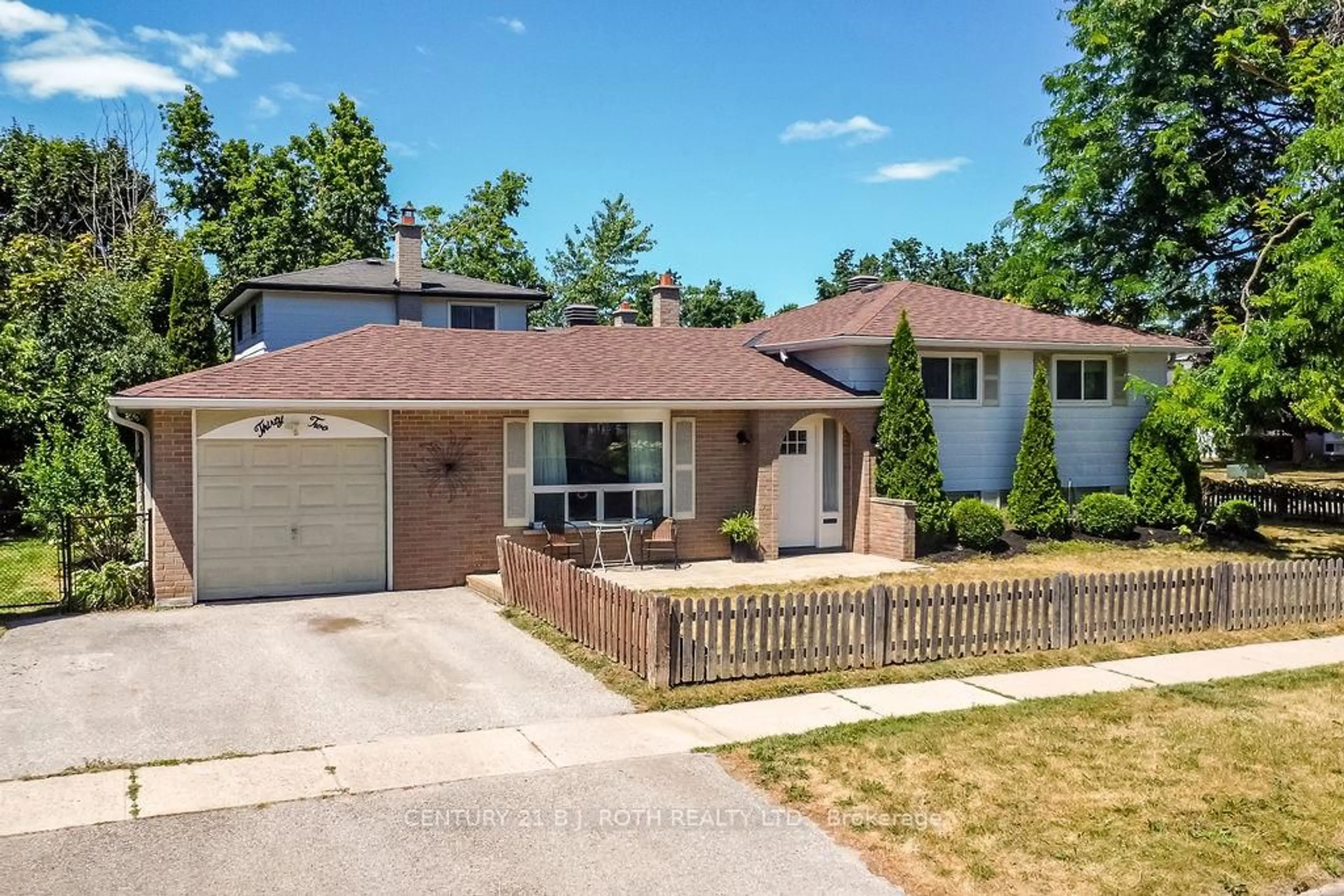 Home with brick exterior material, street for 32 Lonsdale Pl, Barrie Ontario L4M 4J1