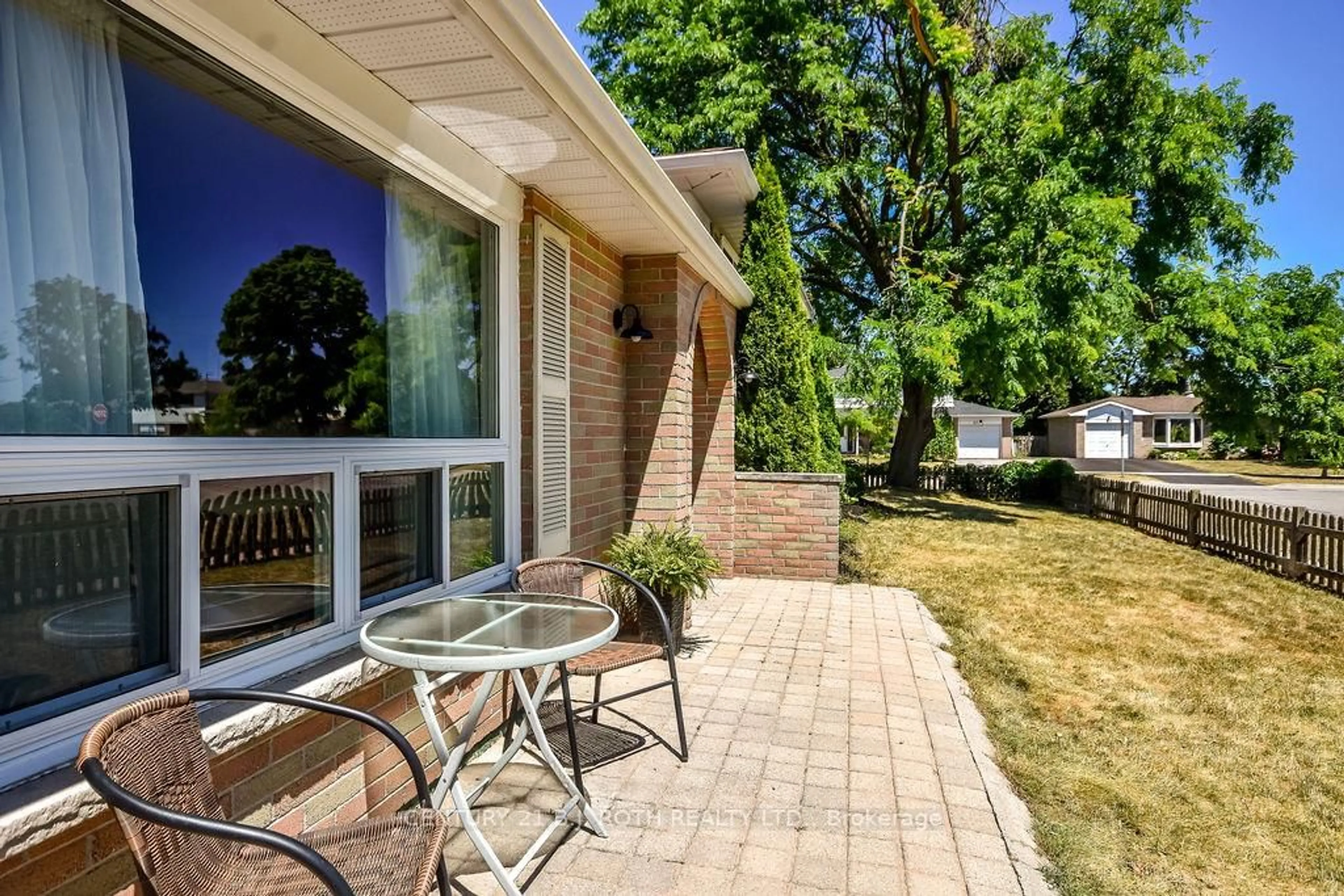 Patio, street for 32 Lonsdale Pl, Barrie Ontario L4M 4J1