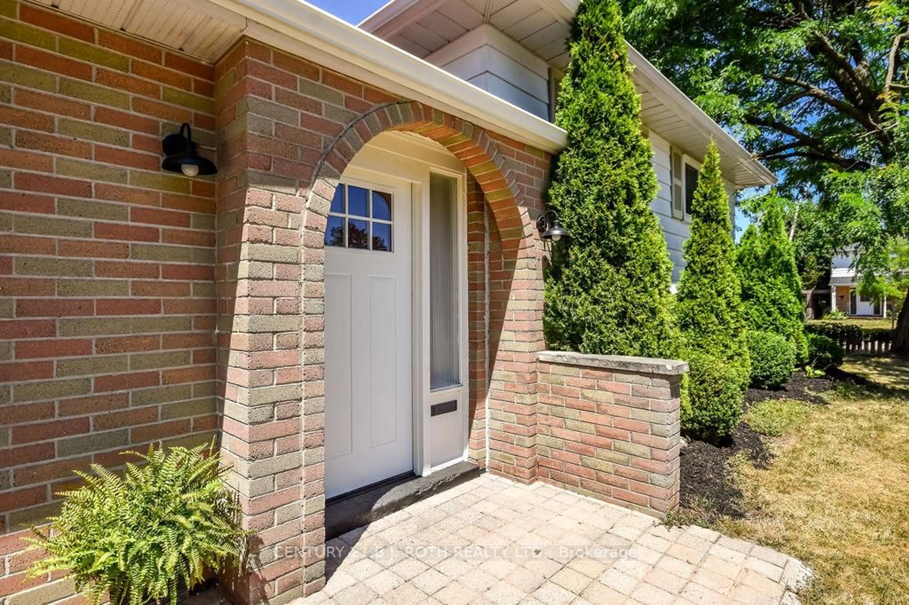 Home with brick exterior material, street for 32 Lonsdale Pl, Barrie Ontario L4M 4J1