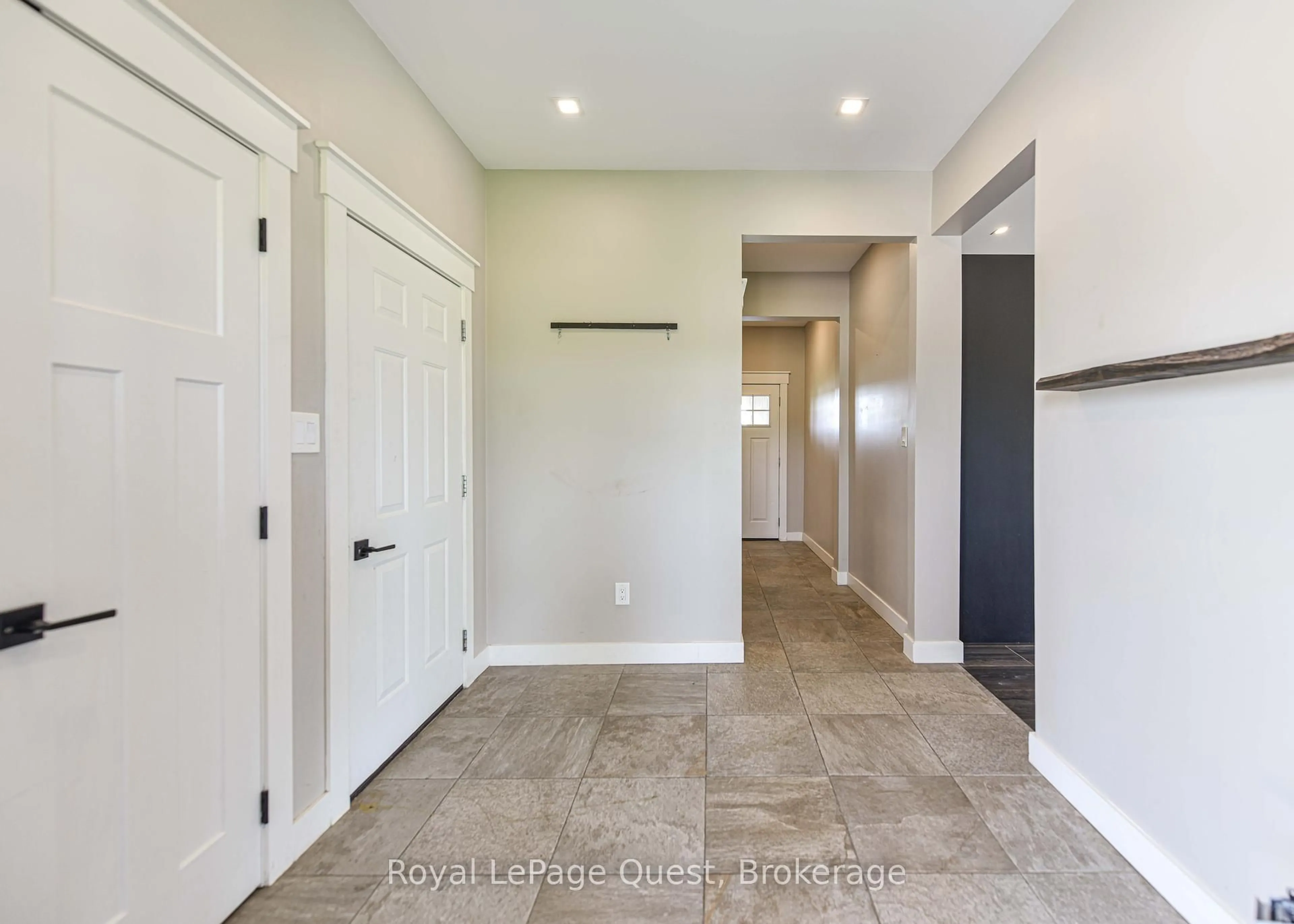 Indoor entryway for 7761 Mcarthur Sdrd, Ramara Ontario L0K 2B0