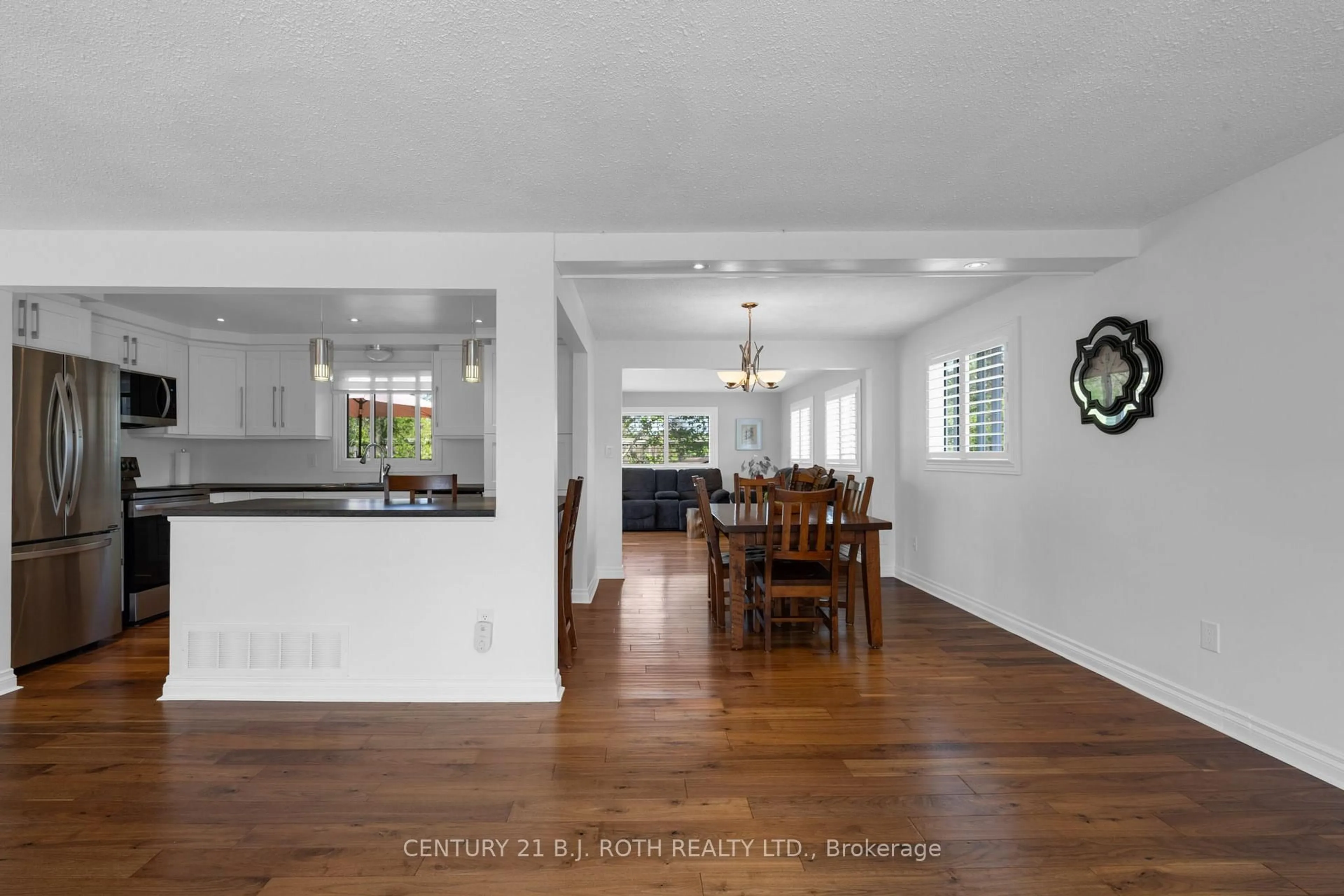Open concept kitchen, unknown for 20 Chippawa Crt, Barrie Ontario L4M 5N8