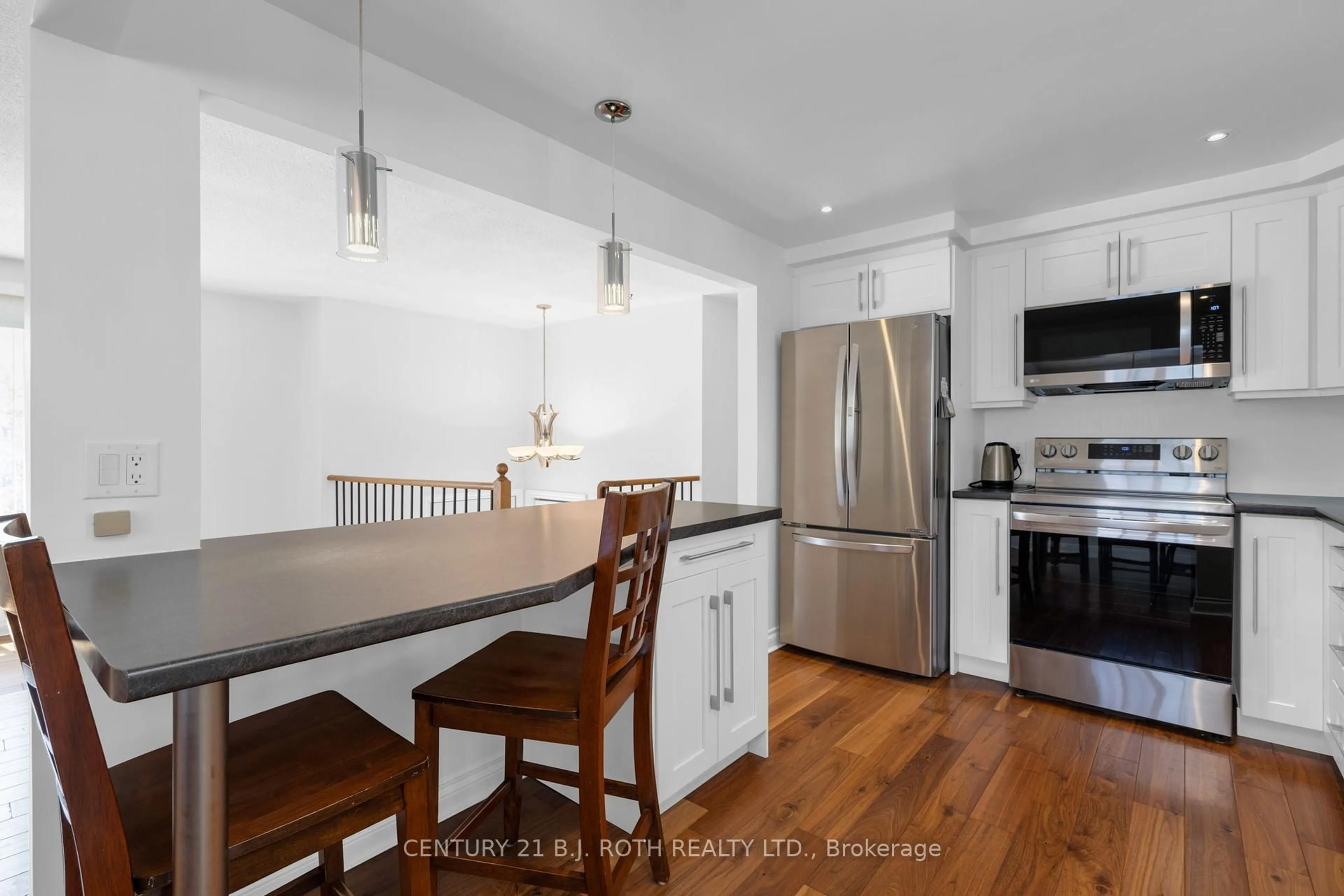 Open concept kitchen, unknown for 20 Chippawa Crt, Barrie Ontario L4M 5N8