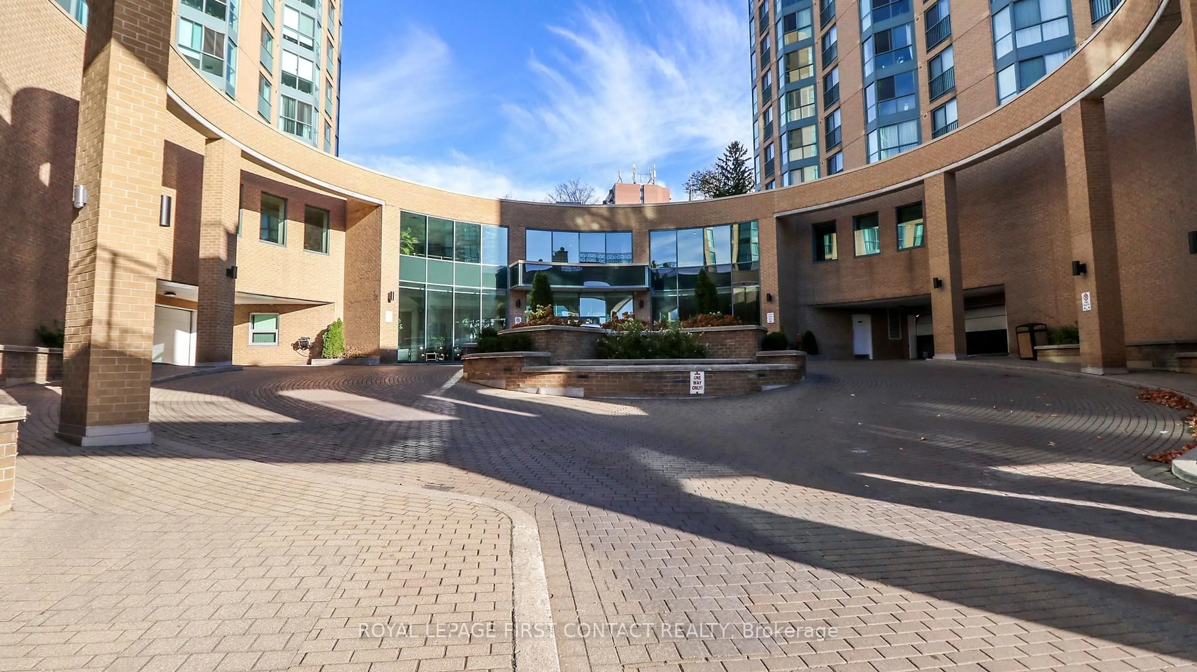 Indoor foyer for 150 Dunlop St #811, Barrie Ontario L4M 6H1