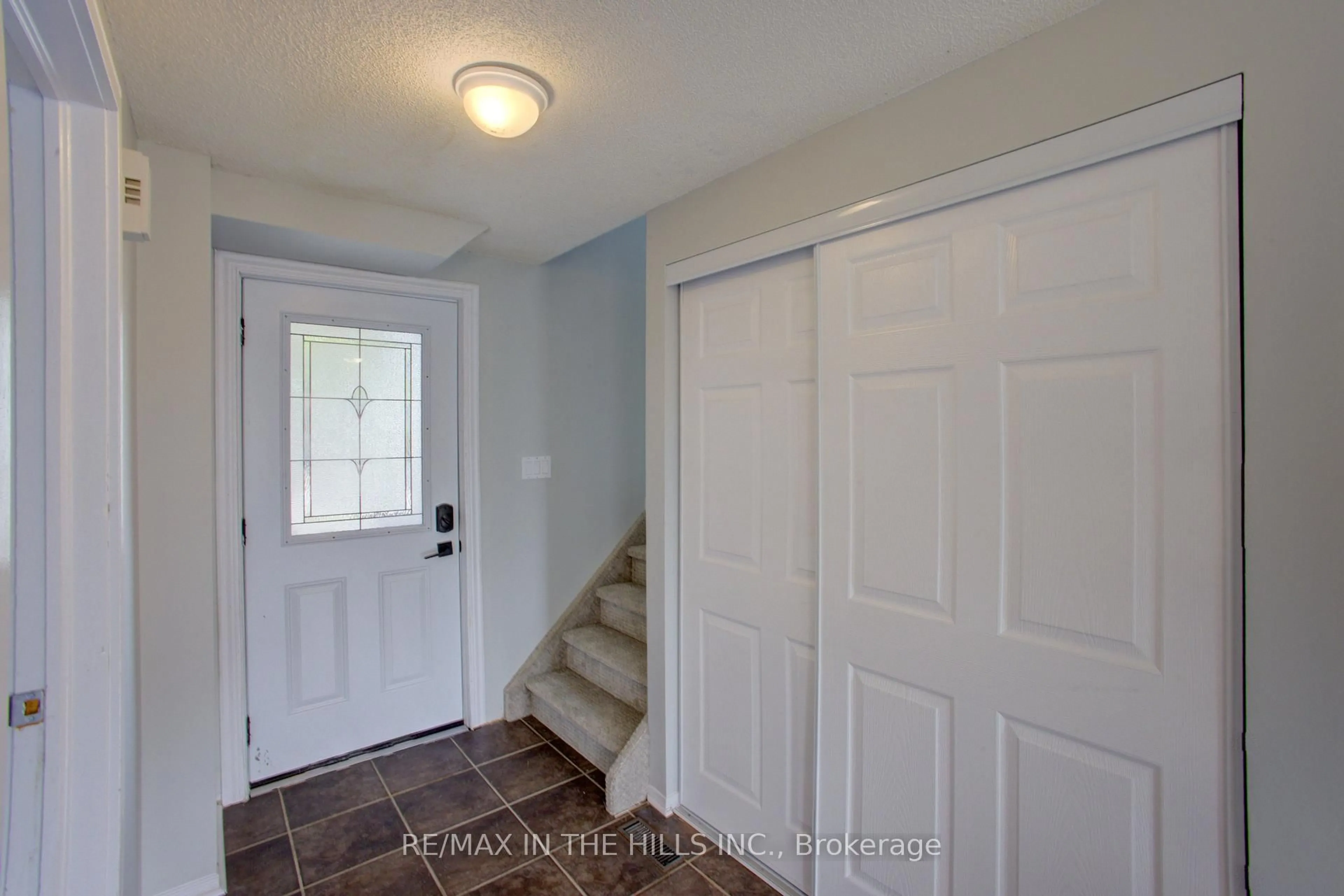 Indoor entryway for 14 TUNBRIDGE Rd, Barrie Ontario L4M 6S8