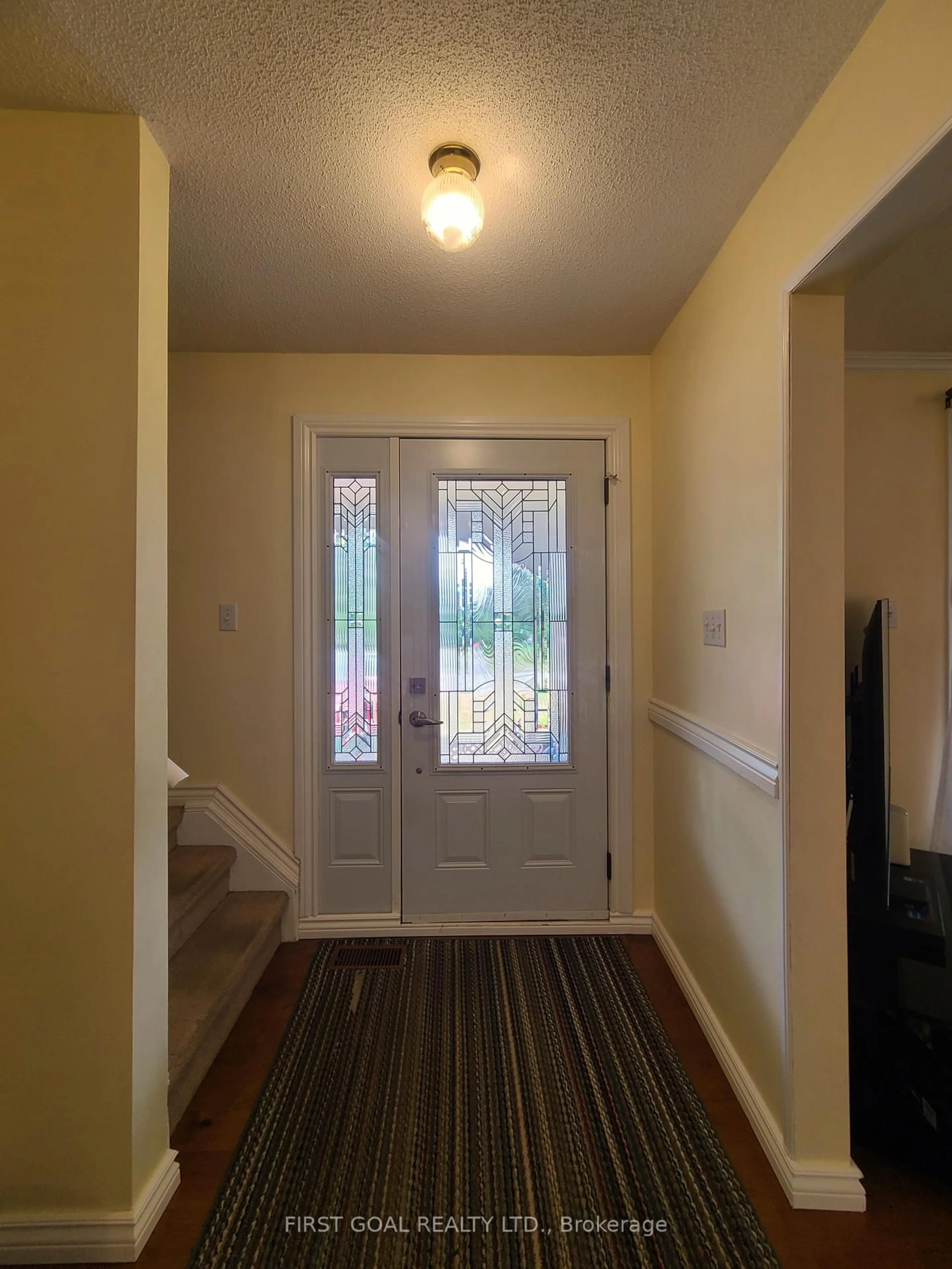 Indoor entryway for 2 Agnes St, Barrie Ontario L4M 2S2