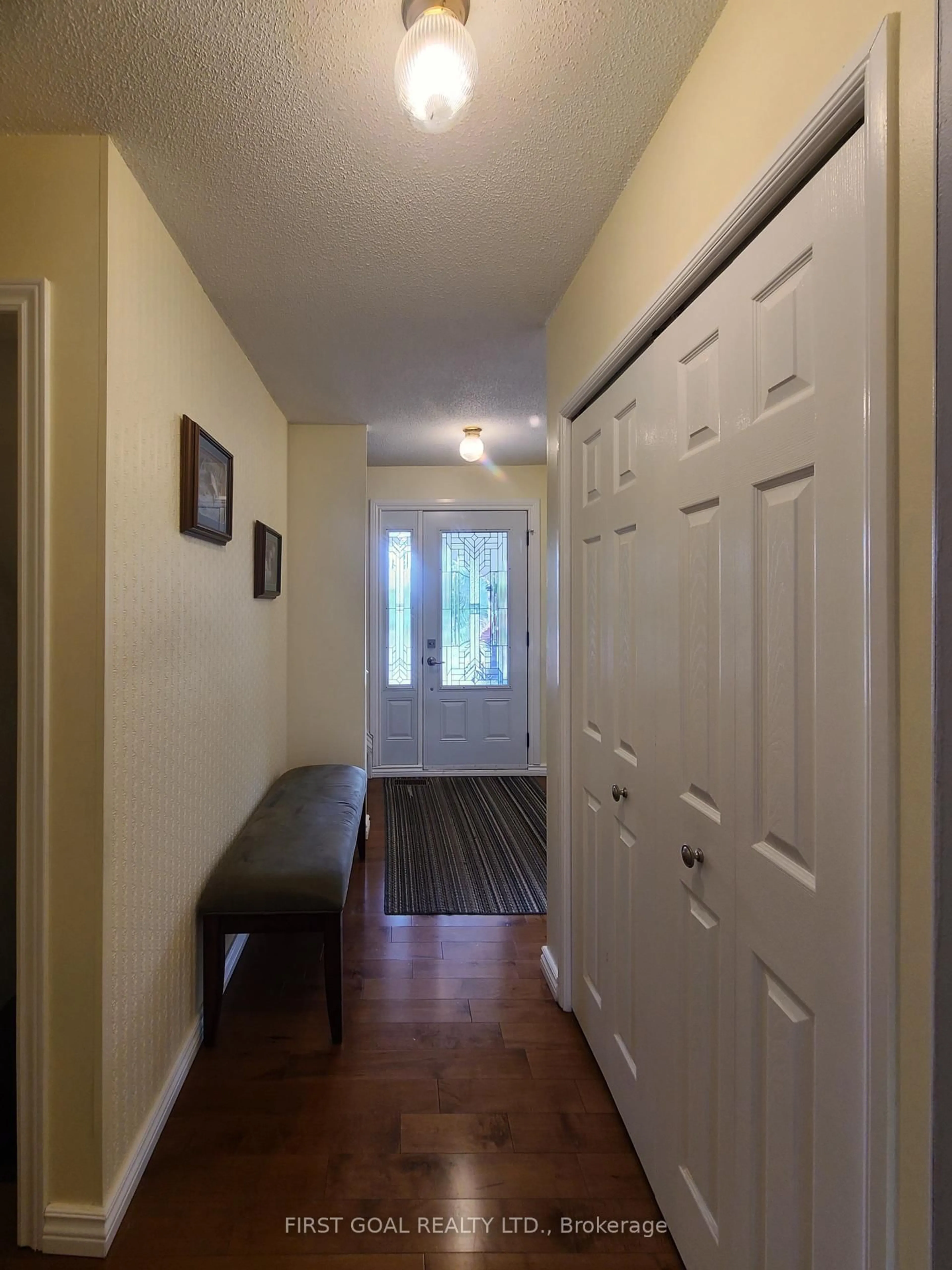 Indoor entryway for 2 Agnes St, Barrie Ontario L4M 2S2