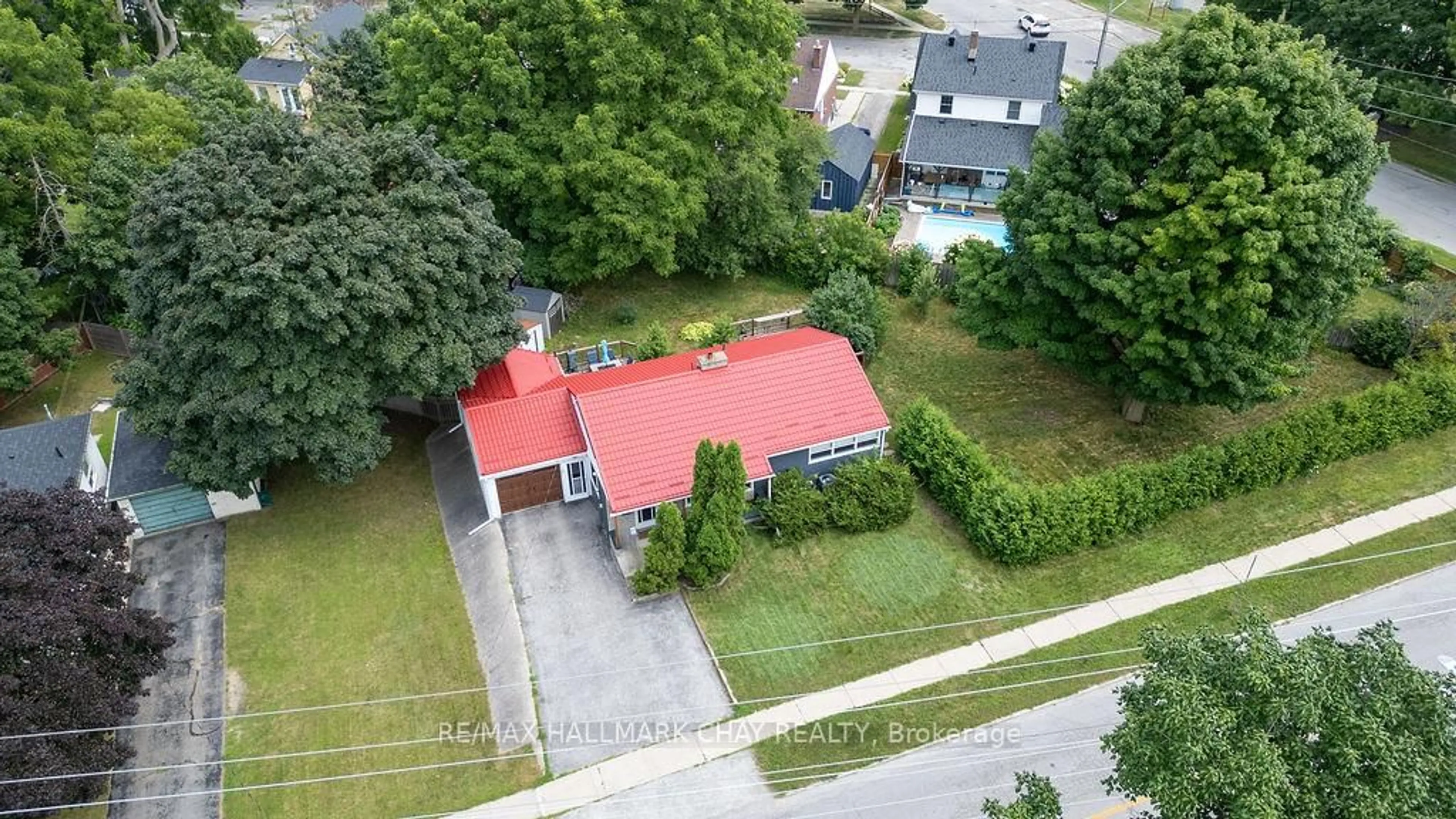 A pic from outside/outdoor area/front of a property/back of a property/a pic from drone, street for 325 Innisfil St, Barrie Ontario L4N 3G4