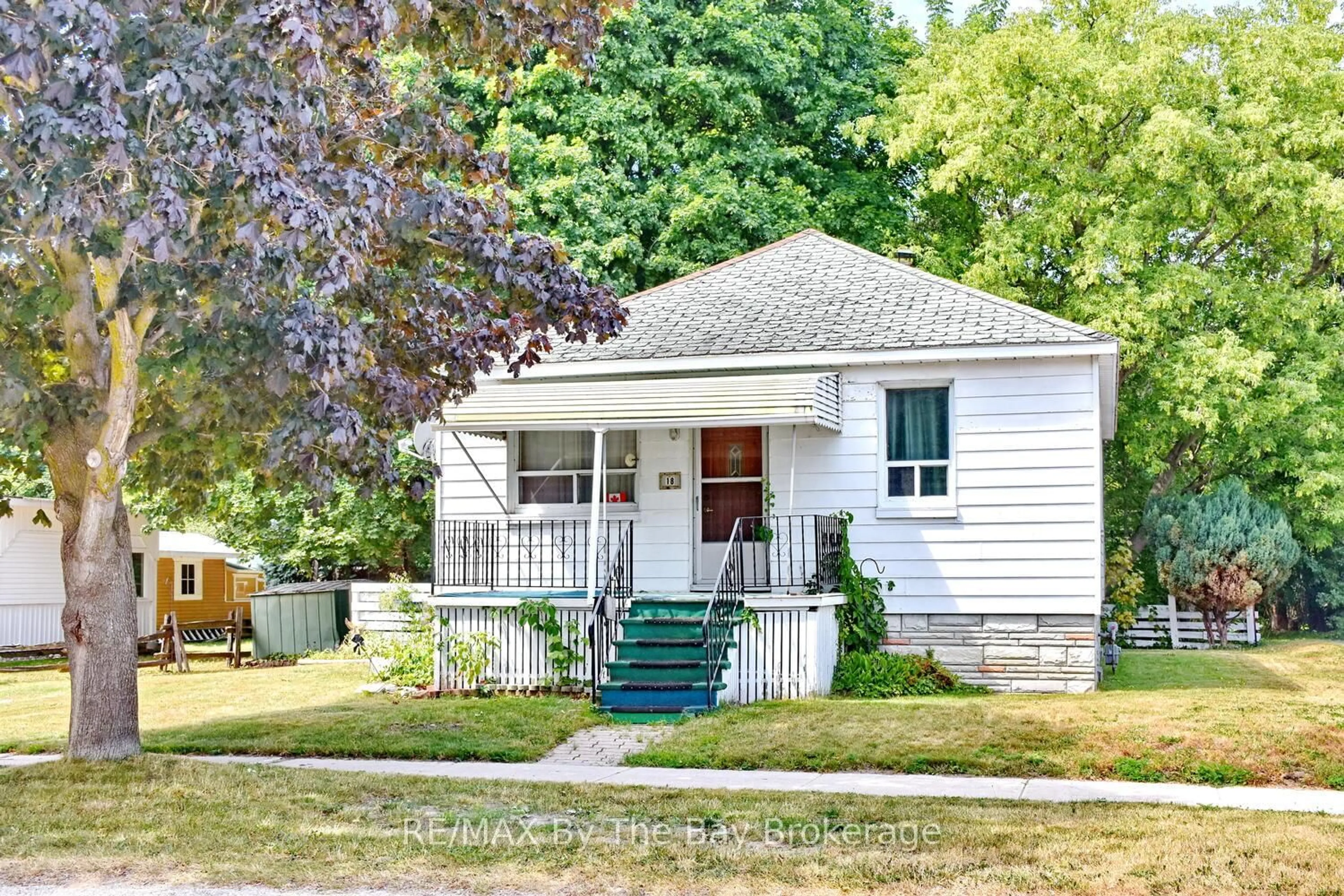 Home with vinyl exterior material, street for 18 Birch St, Collingwood Ontario L9Y 2V1