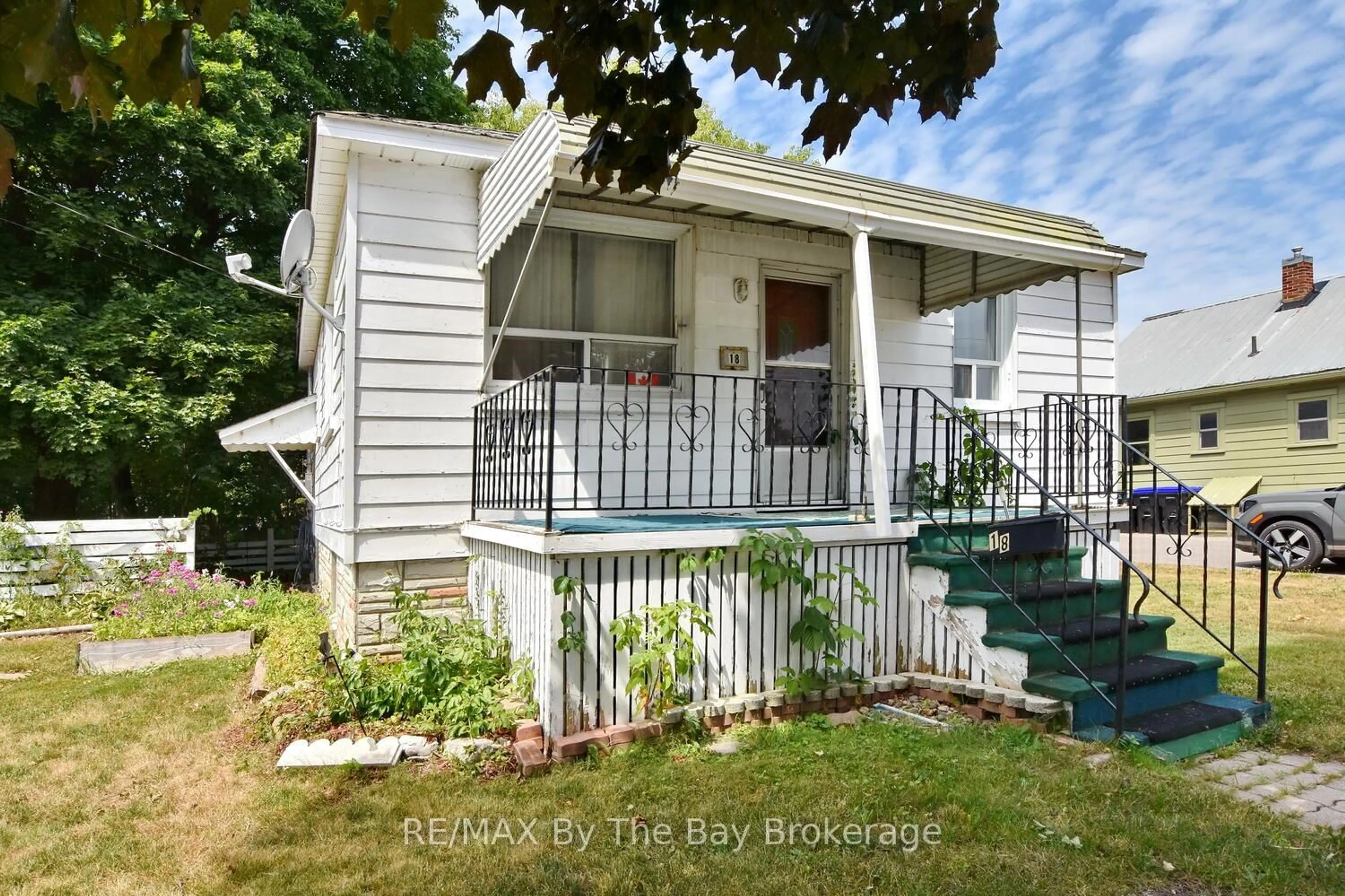 Home with vinyl exterior material, street for 18 Birch St, Collingwood Ontario L9Y 2V1