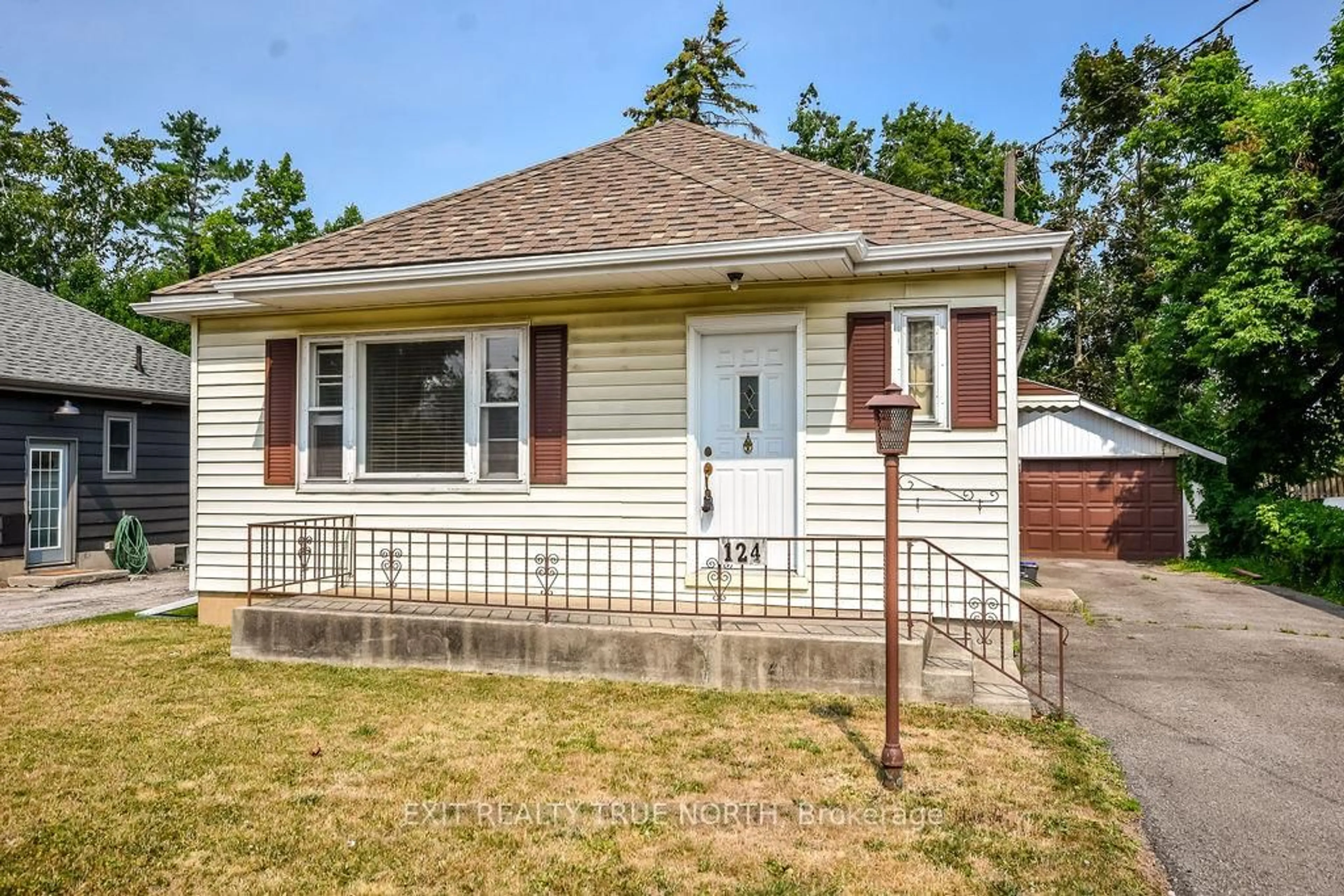 Home with vinyl exterior material, street for 124 Queen St, Barrie Ontario L4M 1Z5