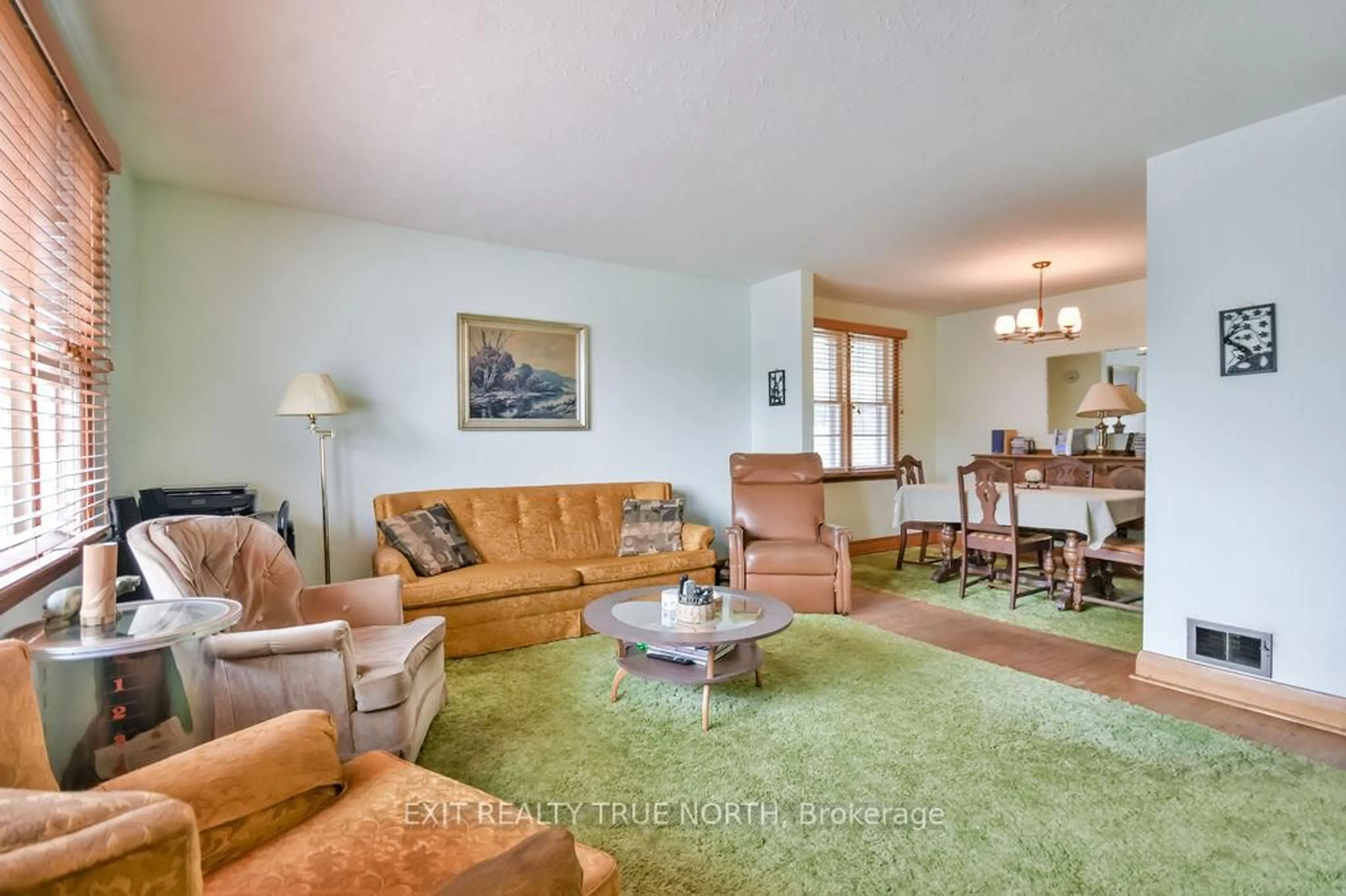 Living room with furniture, unknown for 124 Queen St, Barrie Ontario L4M 1Z5