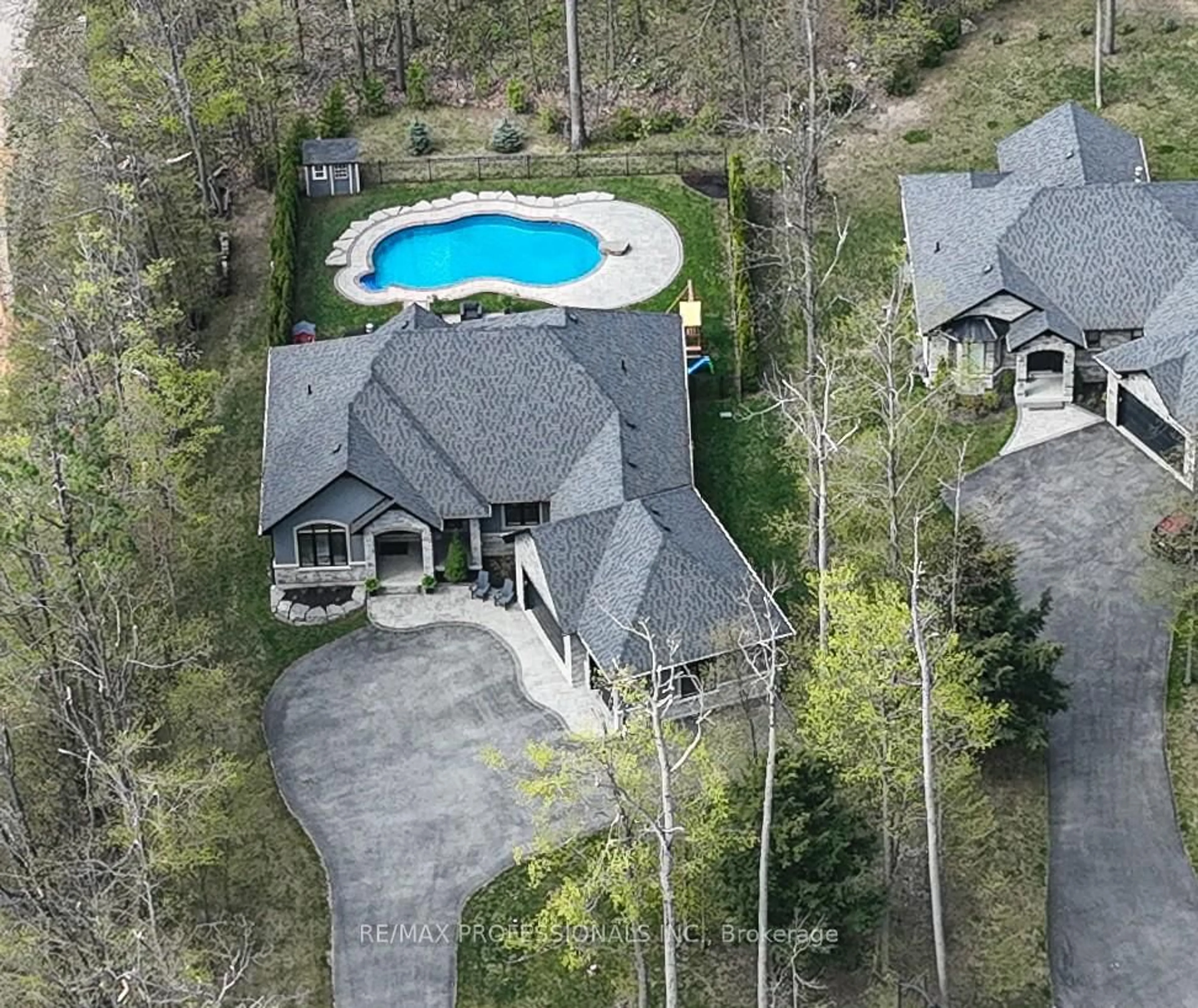 A pic from outside/outdoor area/front of a property/back of a property/a pic from drone, unknown for 21 Boothby Cres, Springwater Ontario L9X 0H1