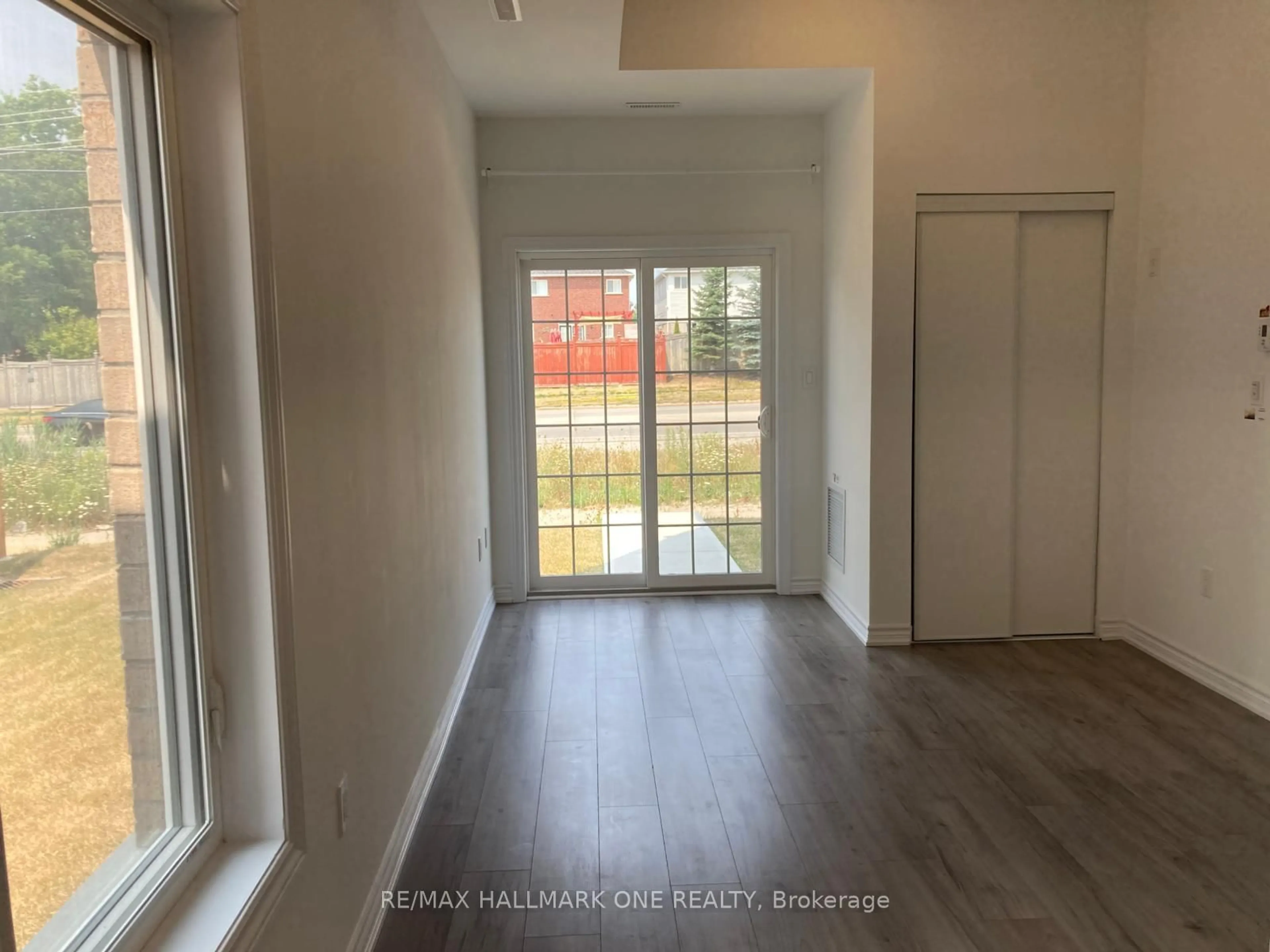 Indoor entryway for 31 Pumpkin Corner Cres, Barrie Ontario L9J 0T5