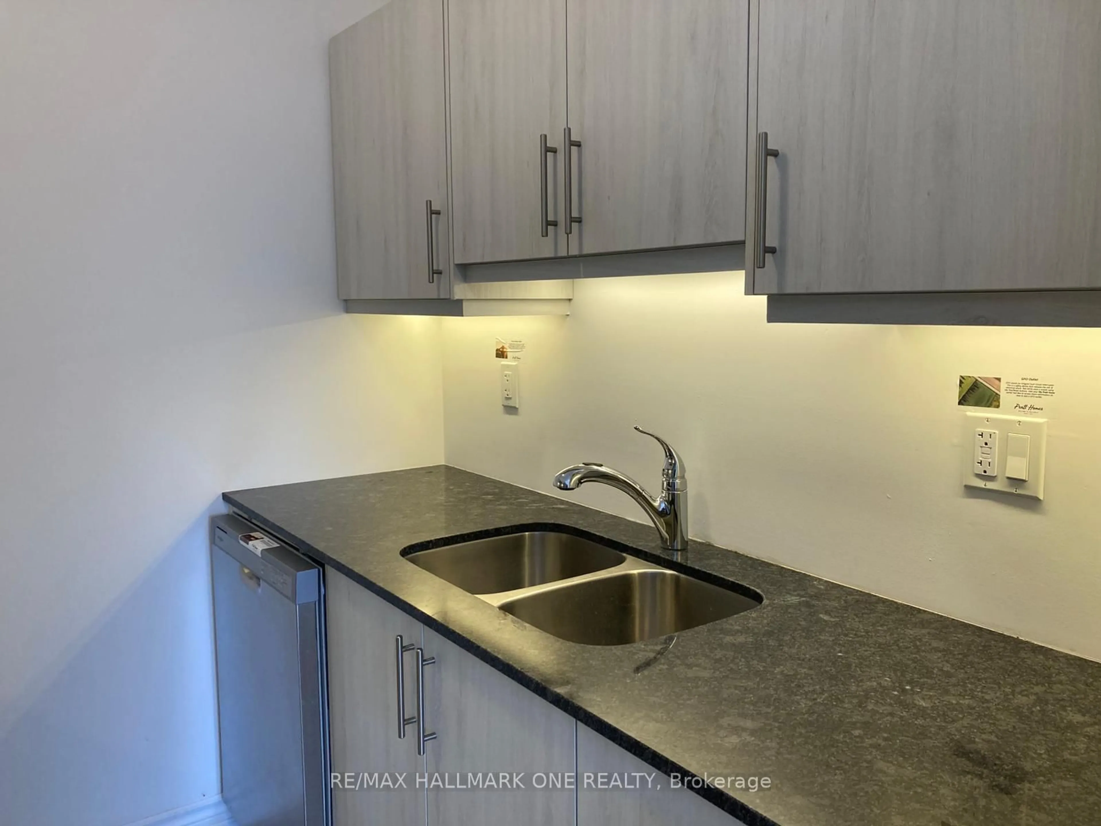 Standard kitchen, unknown for 31 Pumpkin Corner Cres, Barrie Ontario L9J 0T5