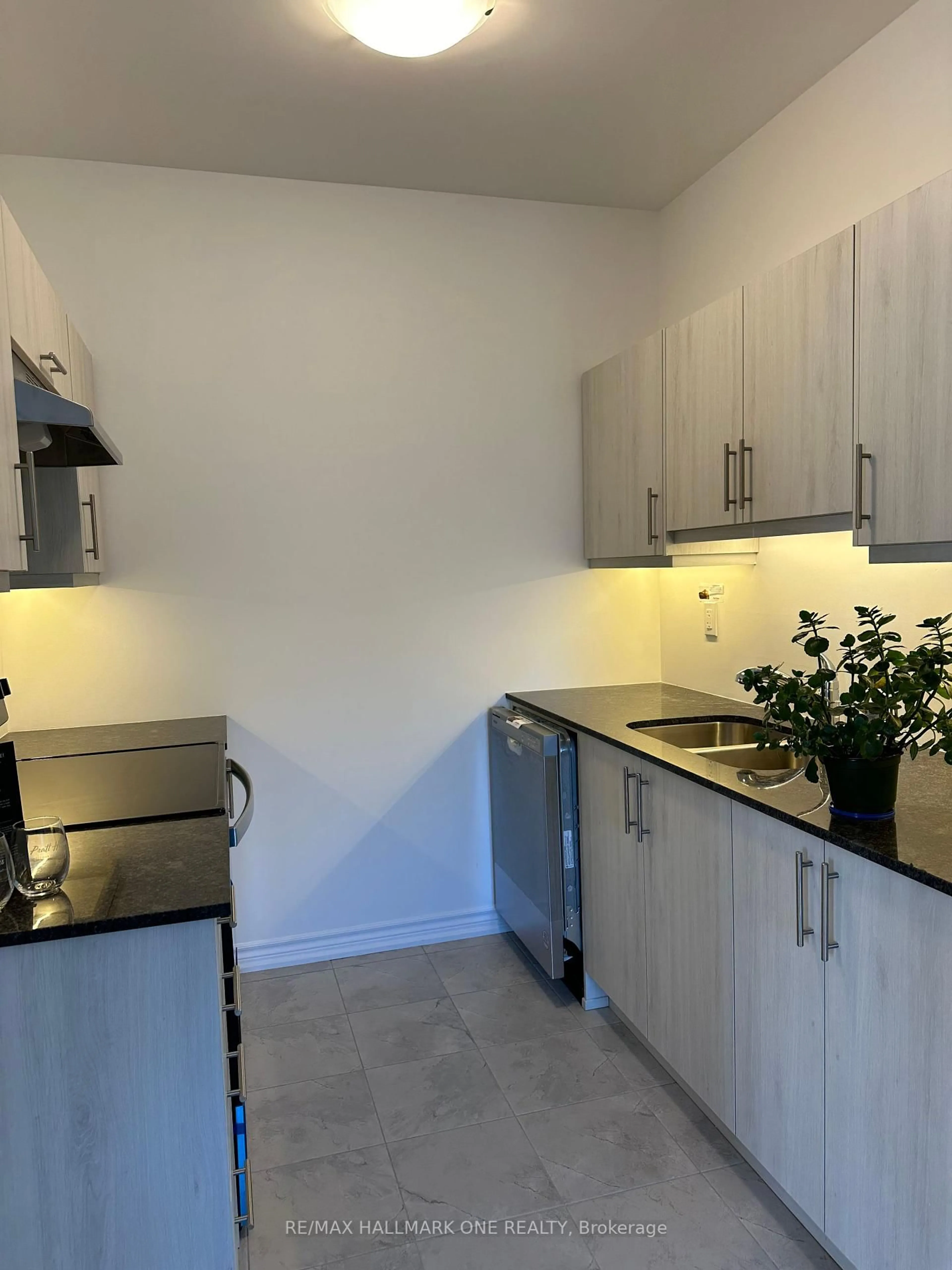Standard kitchen, unknown for 31 Pumpkin Corner Cres, Barrie Ontario L9J 0T5