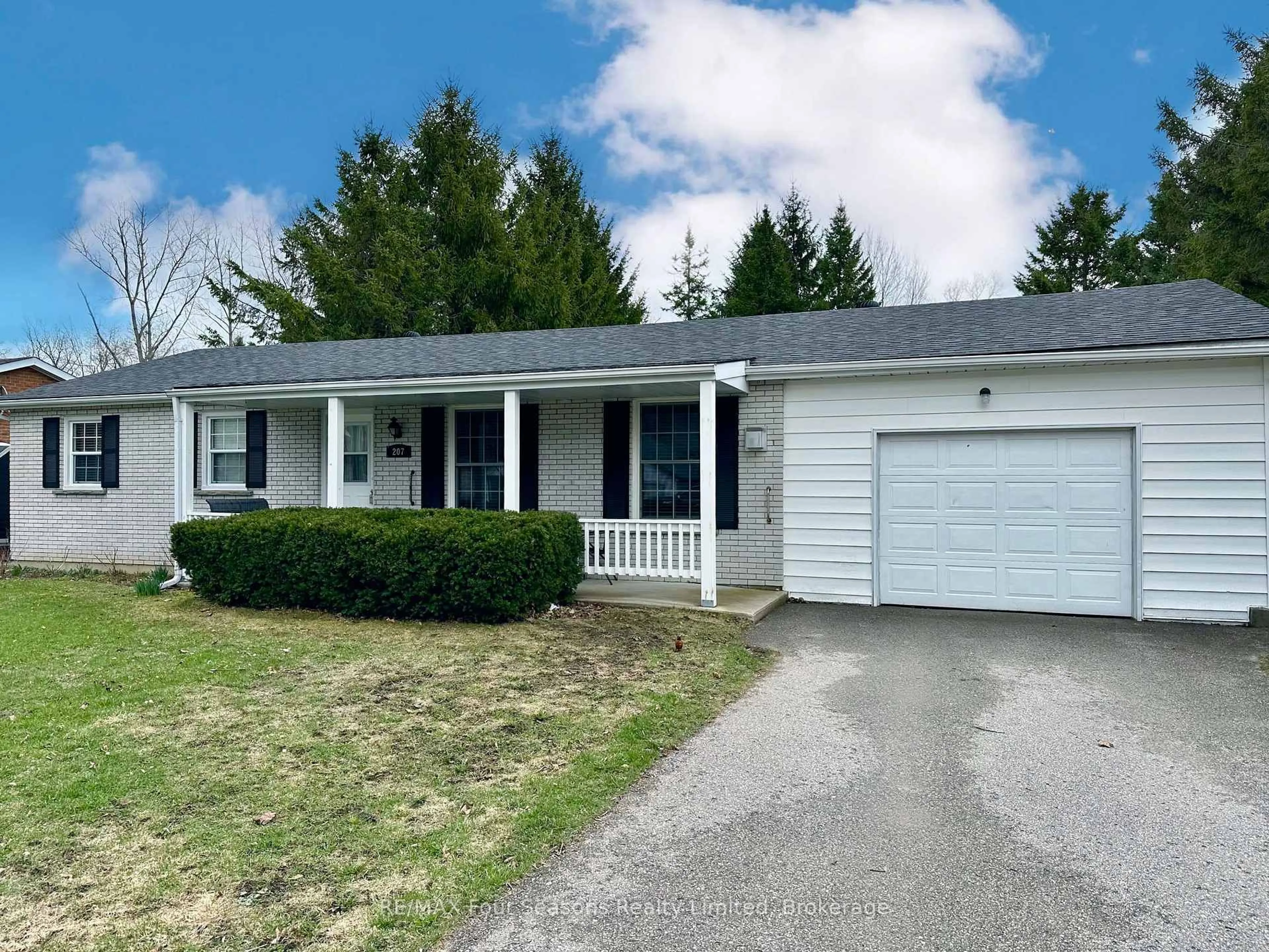 Home with vinyl exterior material, street for 207 CHRISTOPHER St, Clearview Ontario L0M 1S0