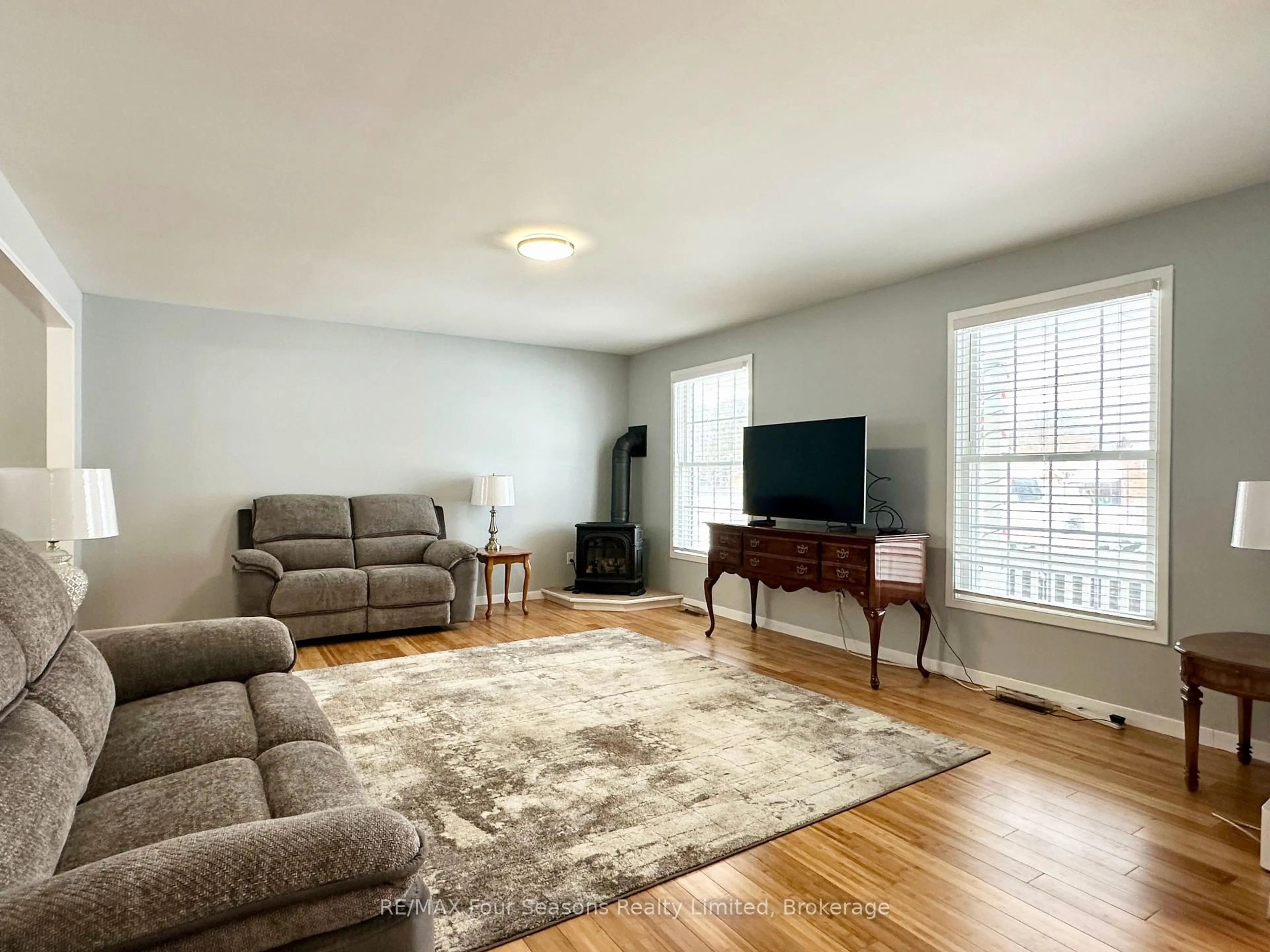 Living room with furniture, unknown for 207 CHRISTOPHER St, Clearview Ontario L0M 1S0