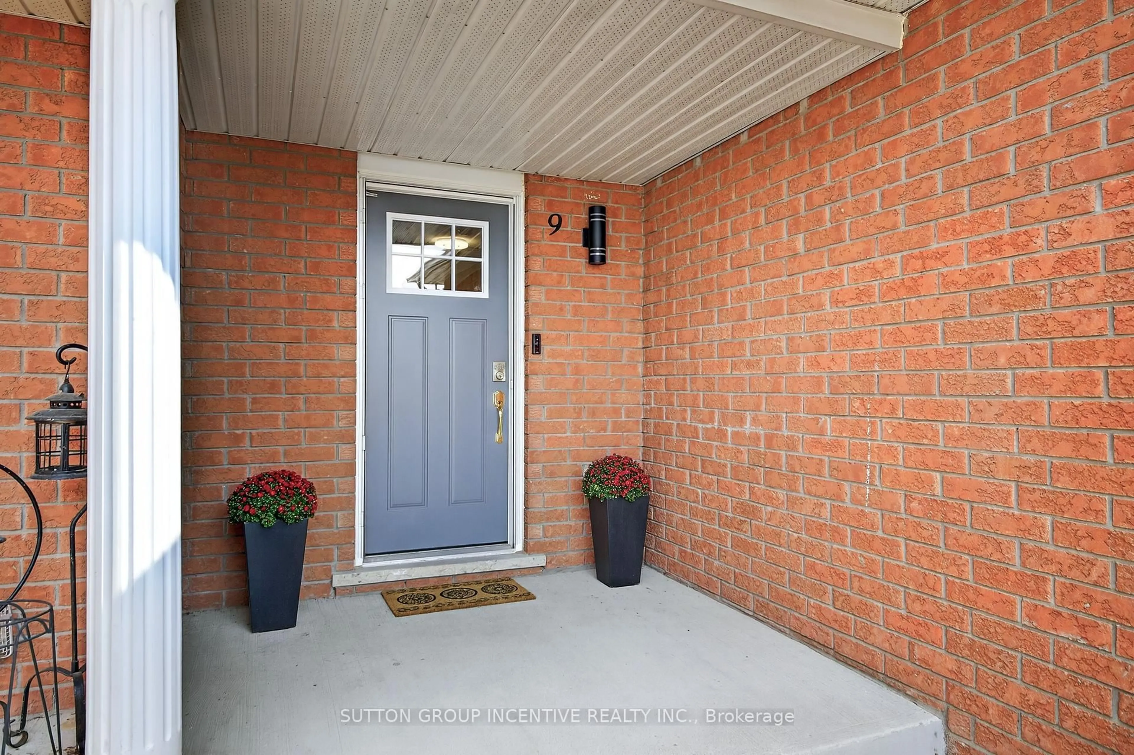 Indoor entryway for 9 Sunset Pl, Barrie Ontario L4N 0T7
