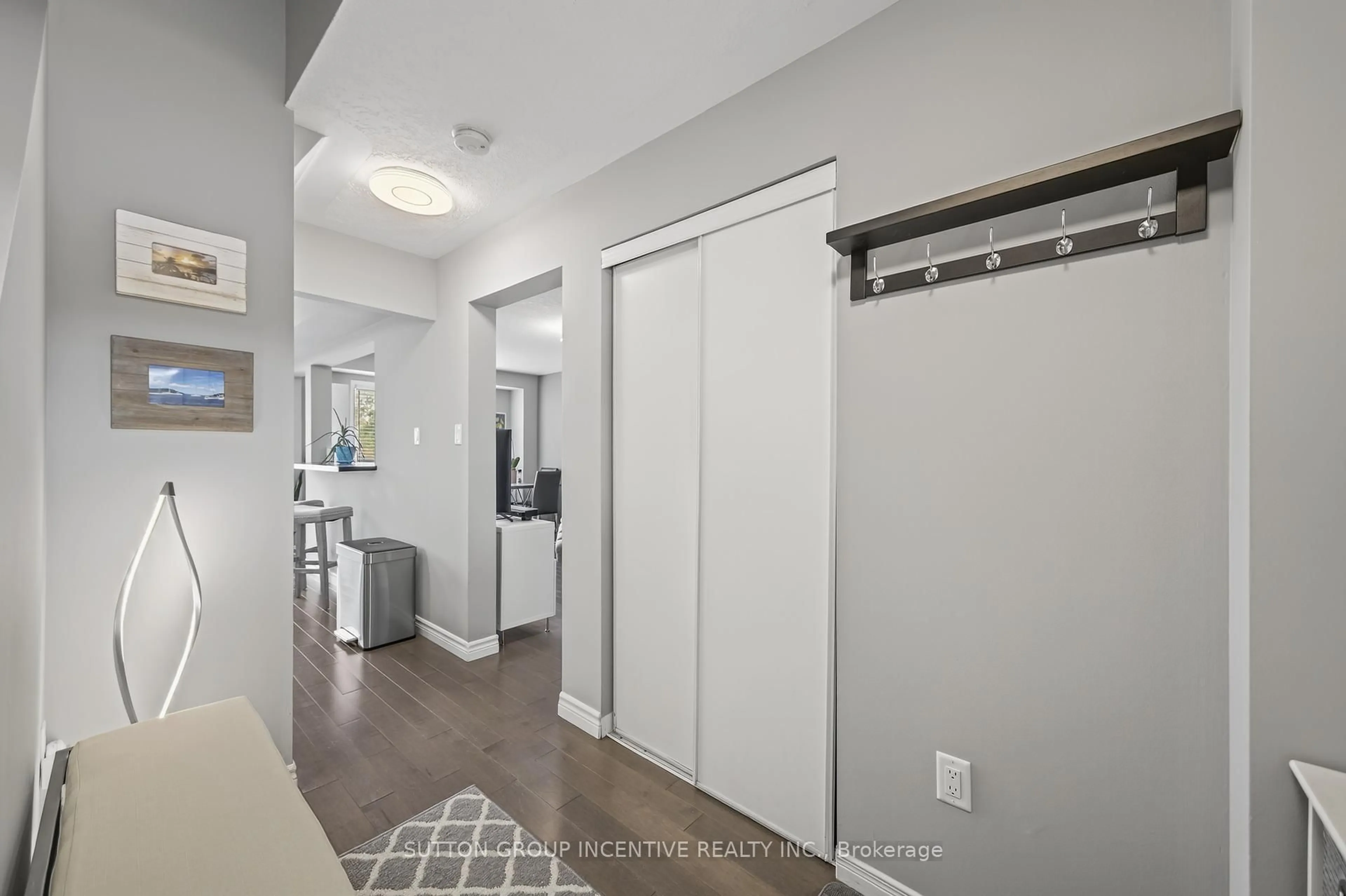 Indoor entryway for 9 Sunset Pl, Barrie Ontario L4N 0T7