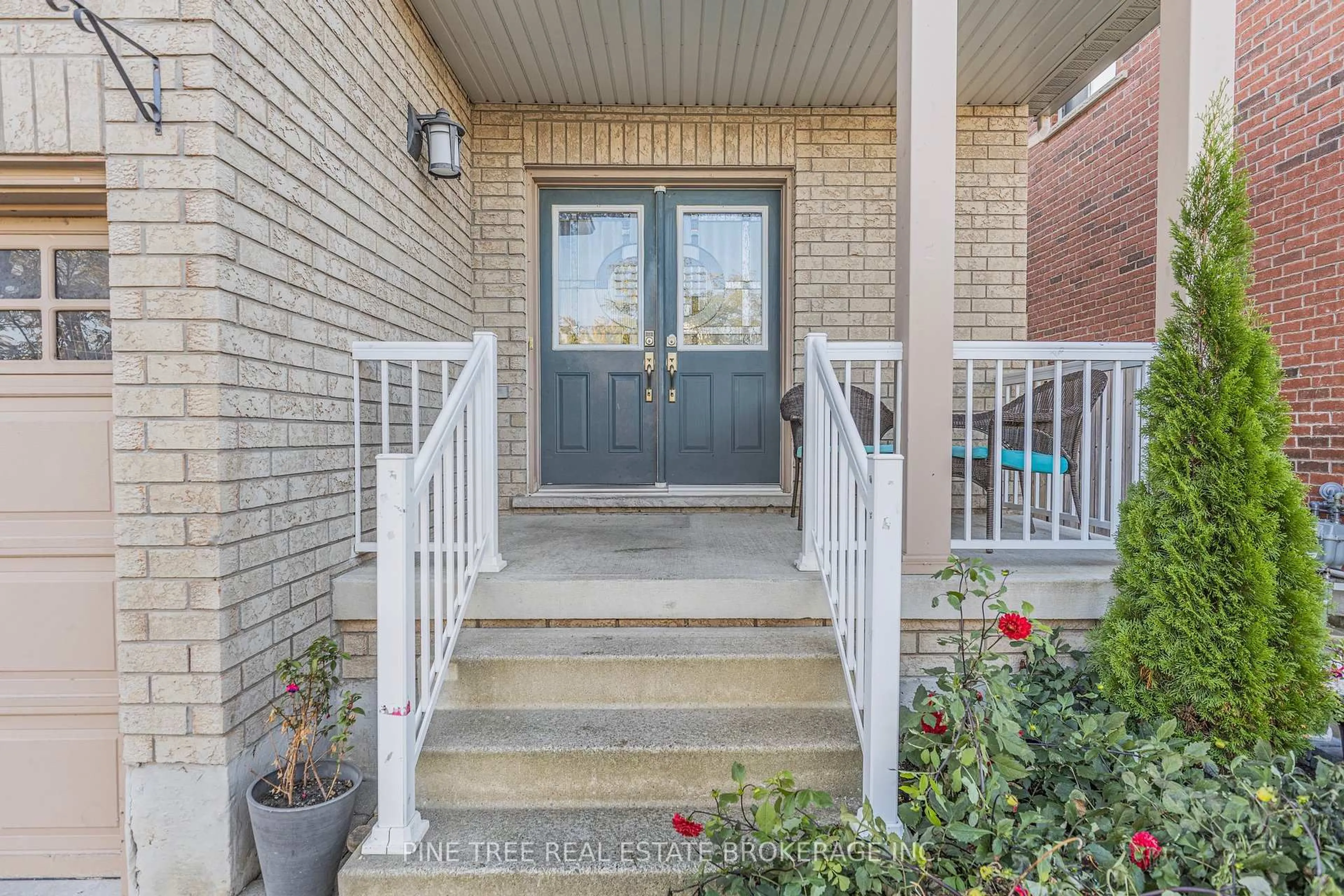 Indoor entryway for 31 Connaught Lane, Barrie Ontario L4M 0A6