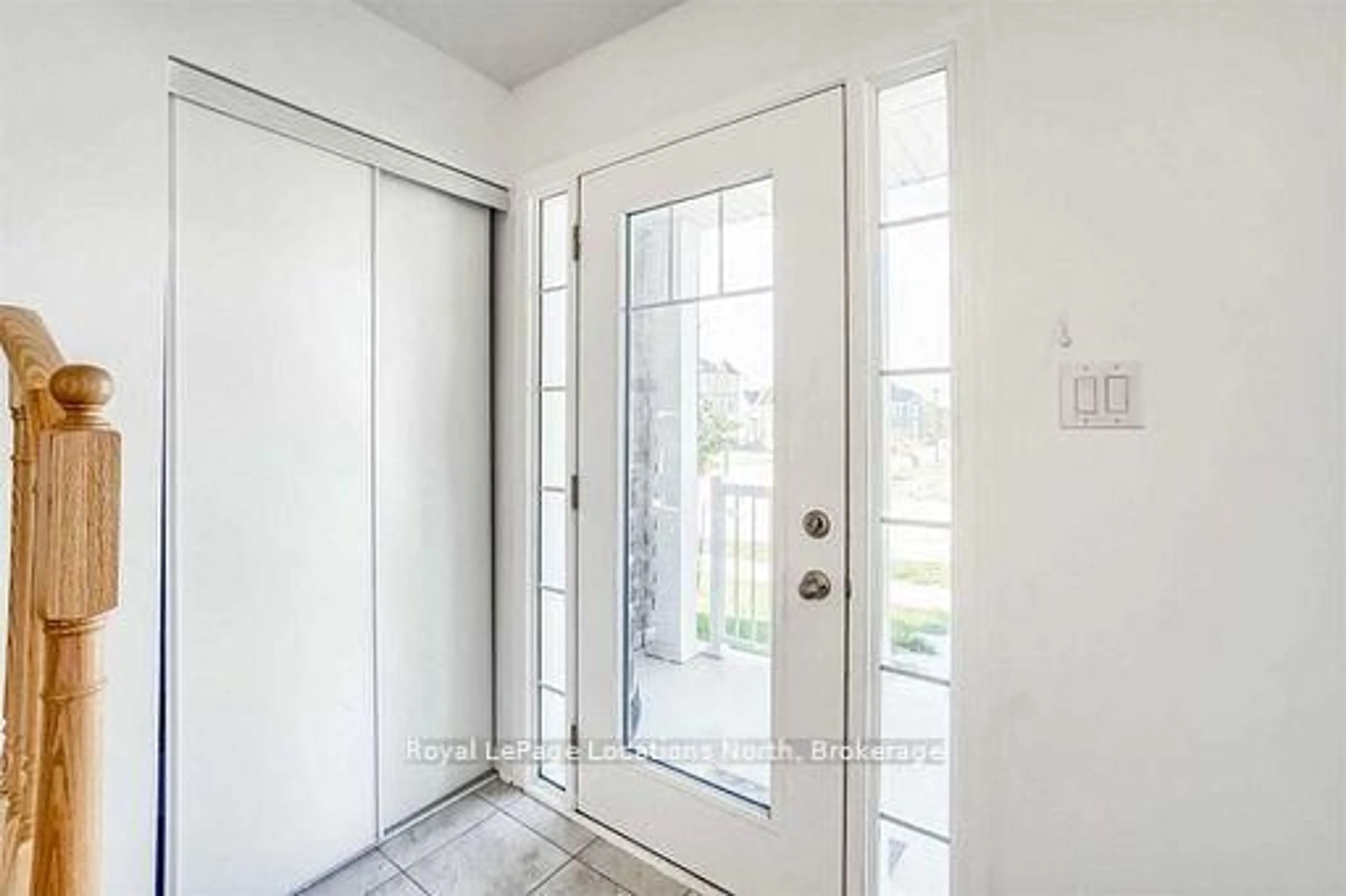 Indoor entryway for 152 Village Gate Dr, Wasaga Beach Ontario L9Z 0J7