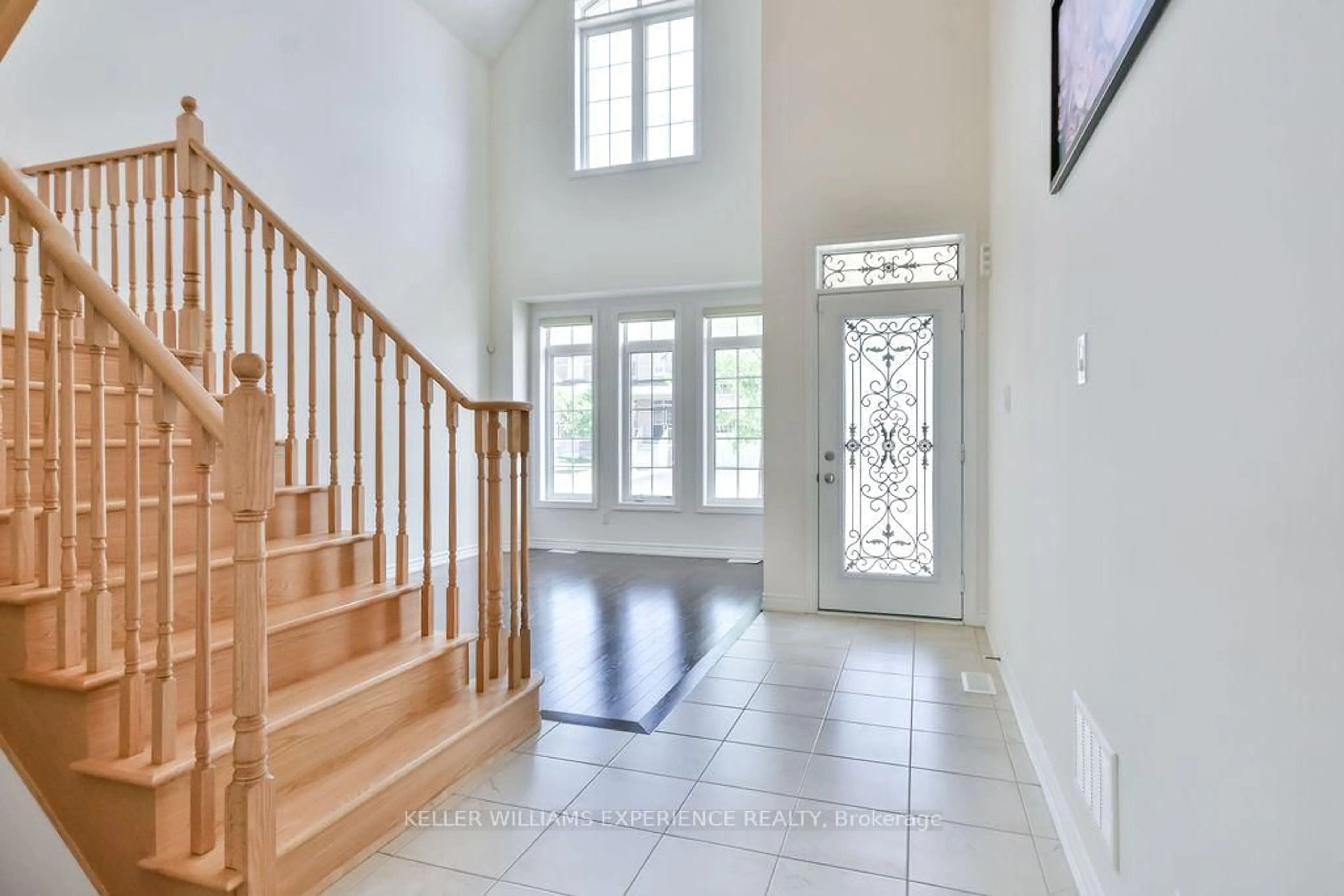 Indoor entryway for 53 Rugman Cres, Springwater Ontario L9X 2A4