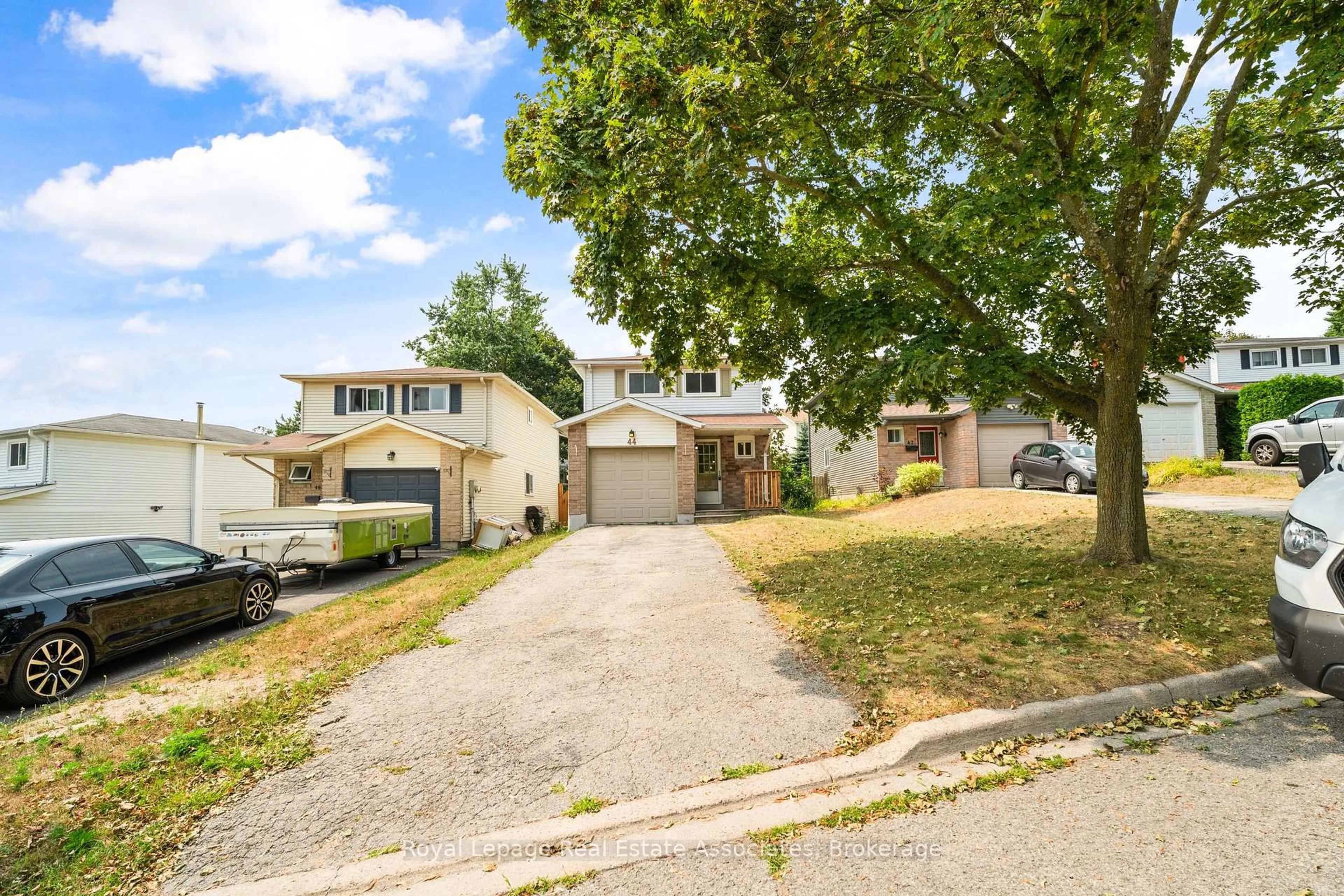 A pic from outside/outdoor area/front of a property/back of a property/a pic from drone, street for 44 Hemingway Cres, Barrie Ontario L4N 5G1