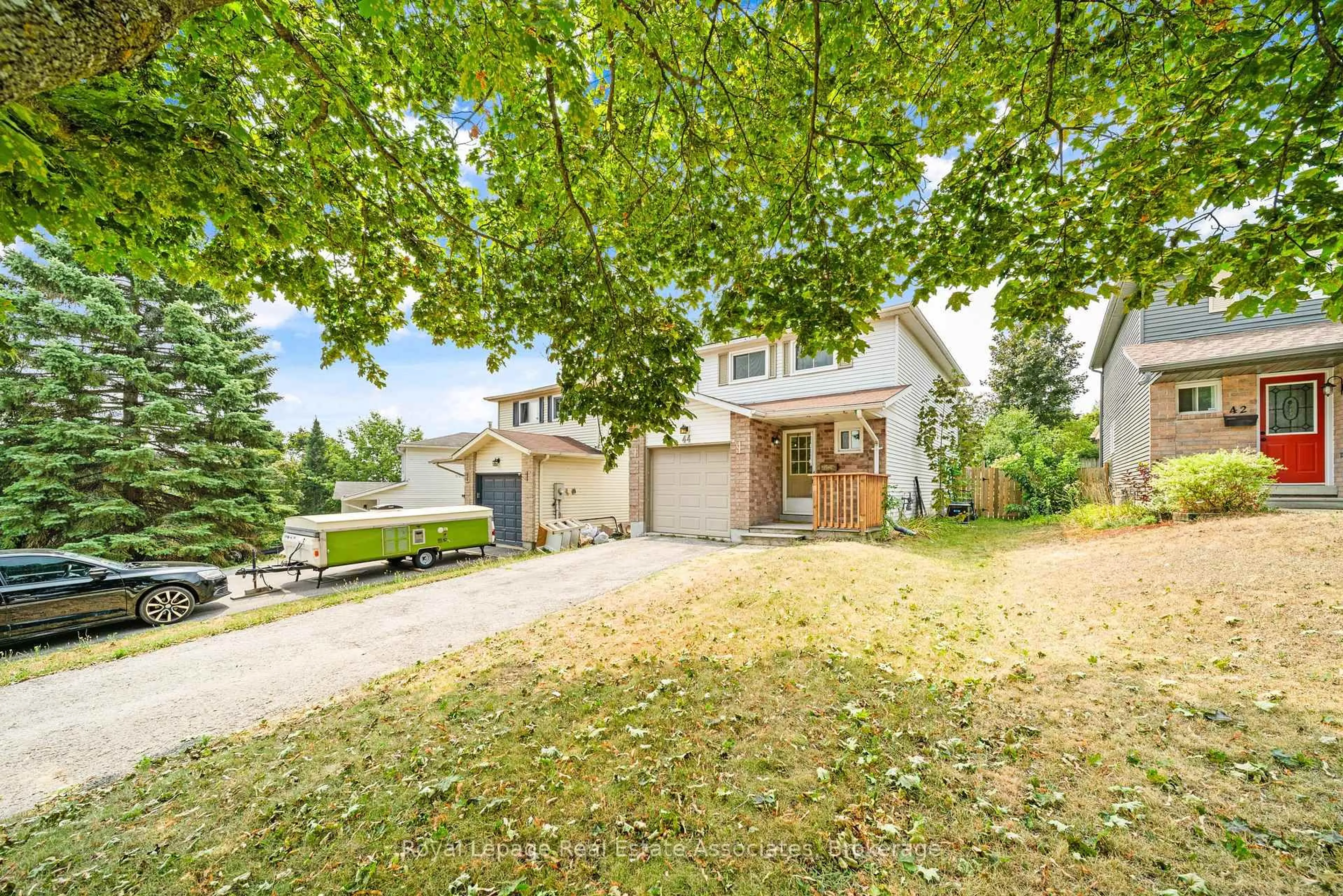 A pic from outside/outdoor area/front of a property/back of a property/a pic from drone, street for 44 Hemingway Cres, Barrie Ontario L4N 5G1