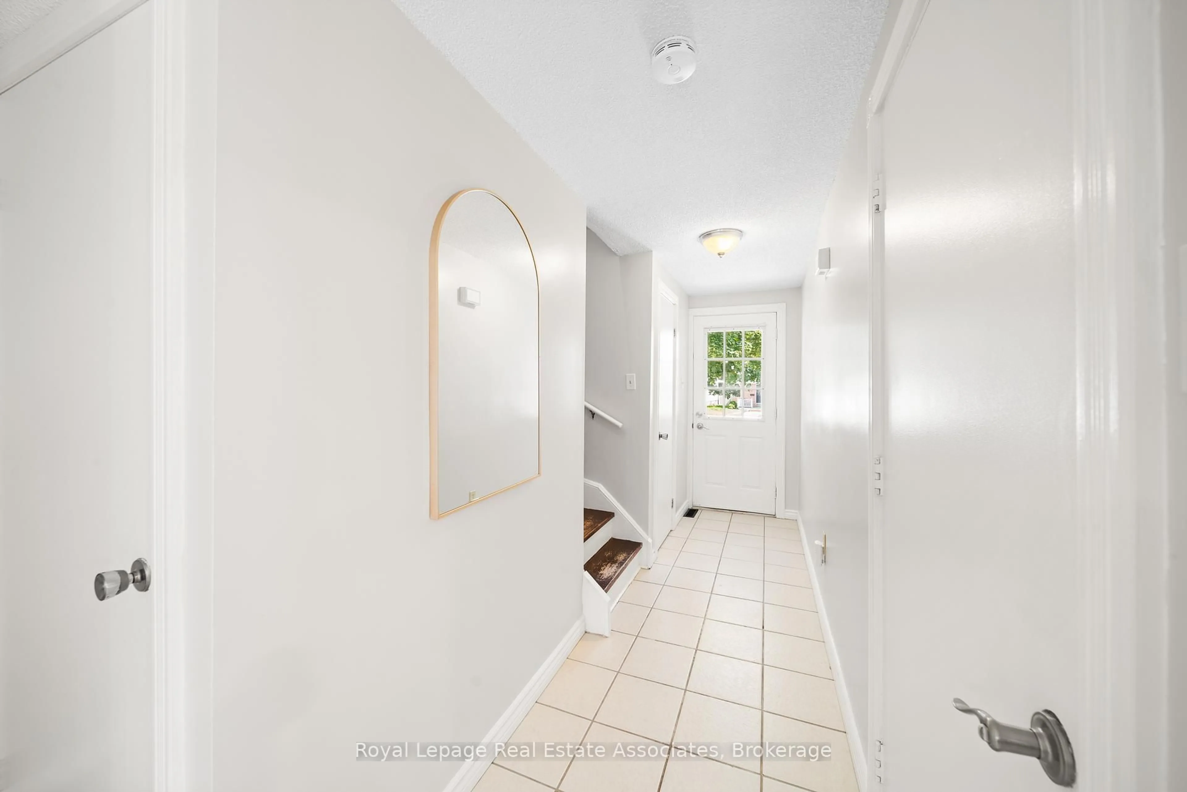 Indoor entryway for 44 Hemingway Cres, Barrie Ontario L4N 5G1