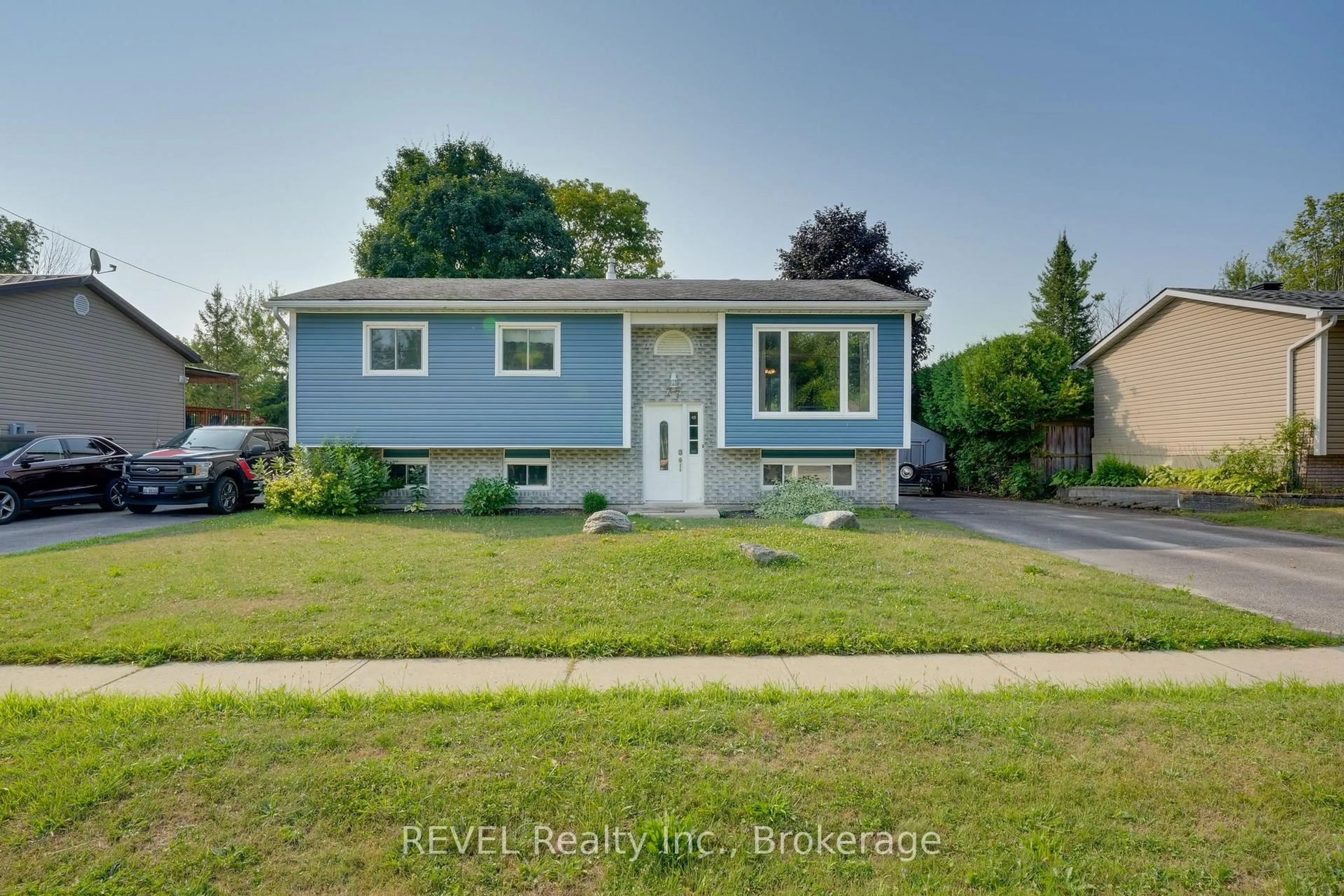 Home with vinyl exterior material, street for 77 Bay St, Tay Ontario L0K 2A0