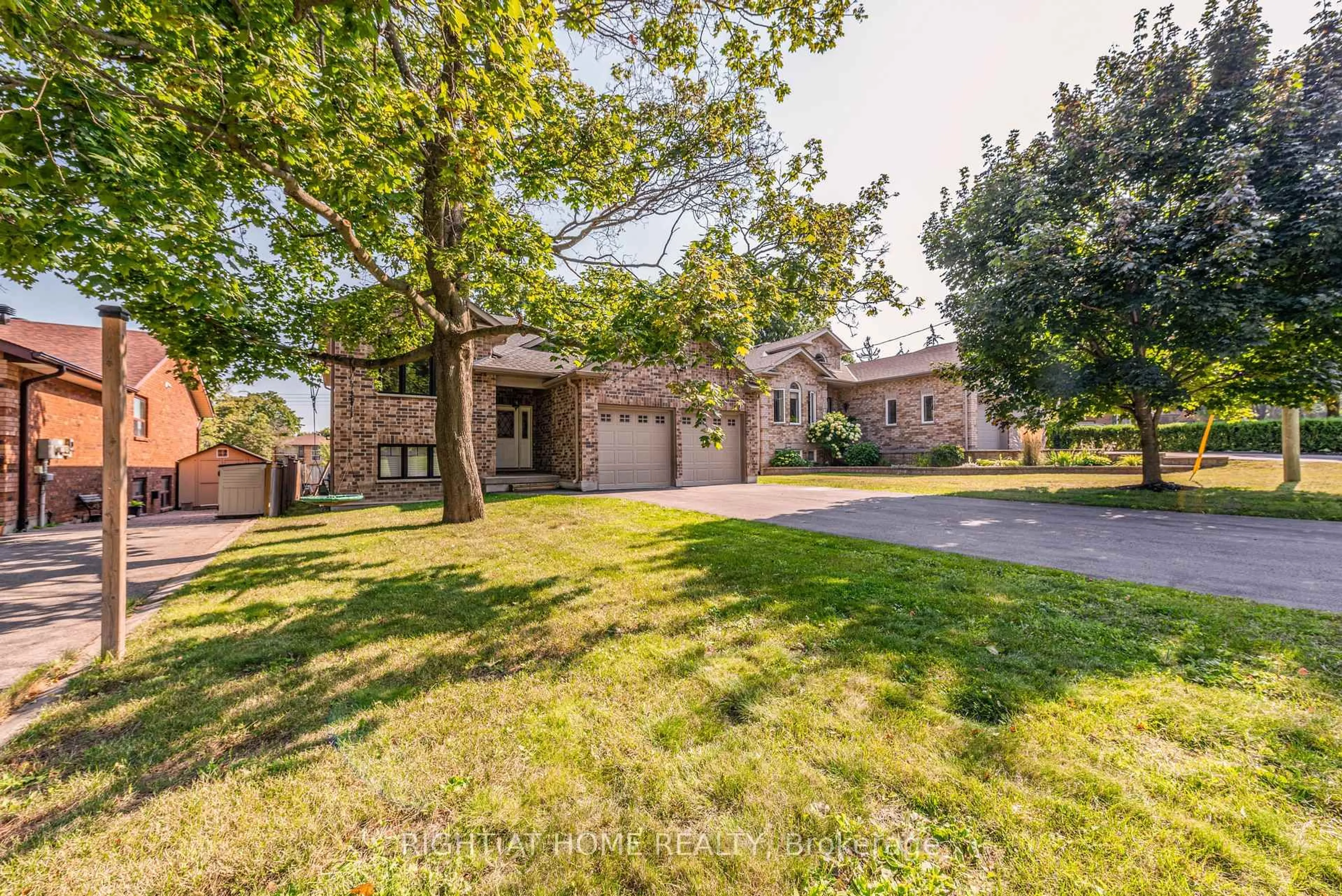 A pic from outside/outdoor area/front of a property/back of a property/a pic from drone, street for 11 Ottaway Ave, Barrie Ontario L4M 2W6