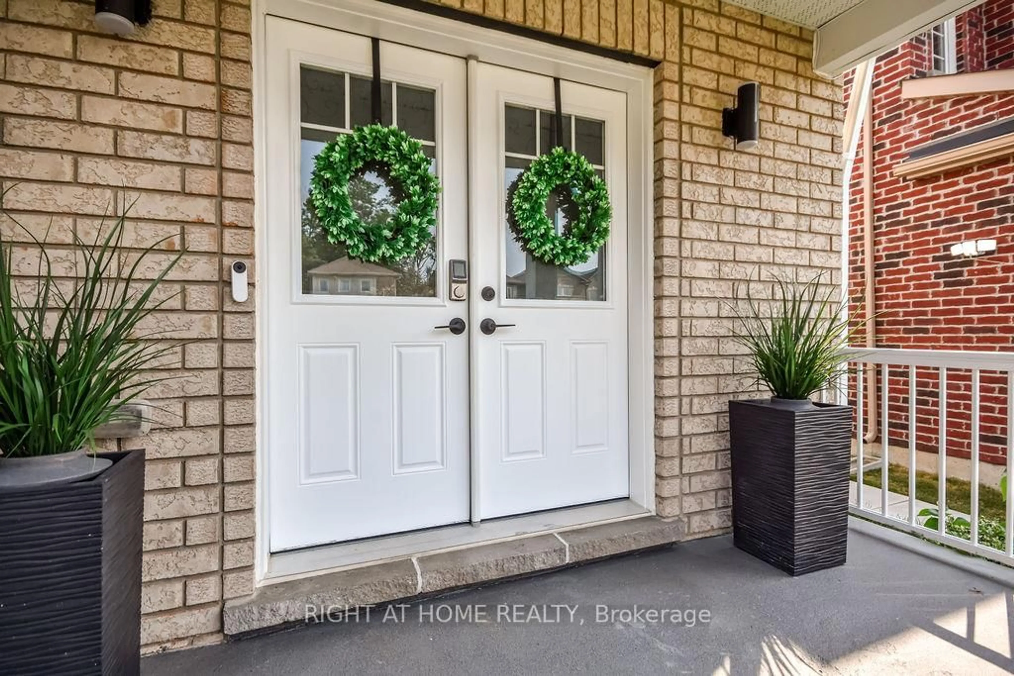 Indoor entryway for 208 Diana Dr, Orillia Ontario L3V 8J8