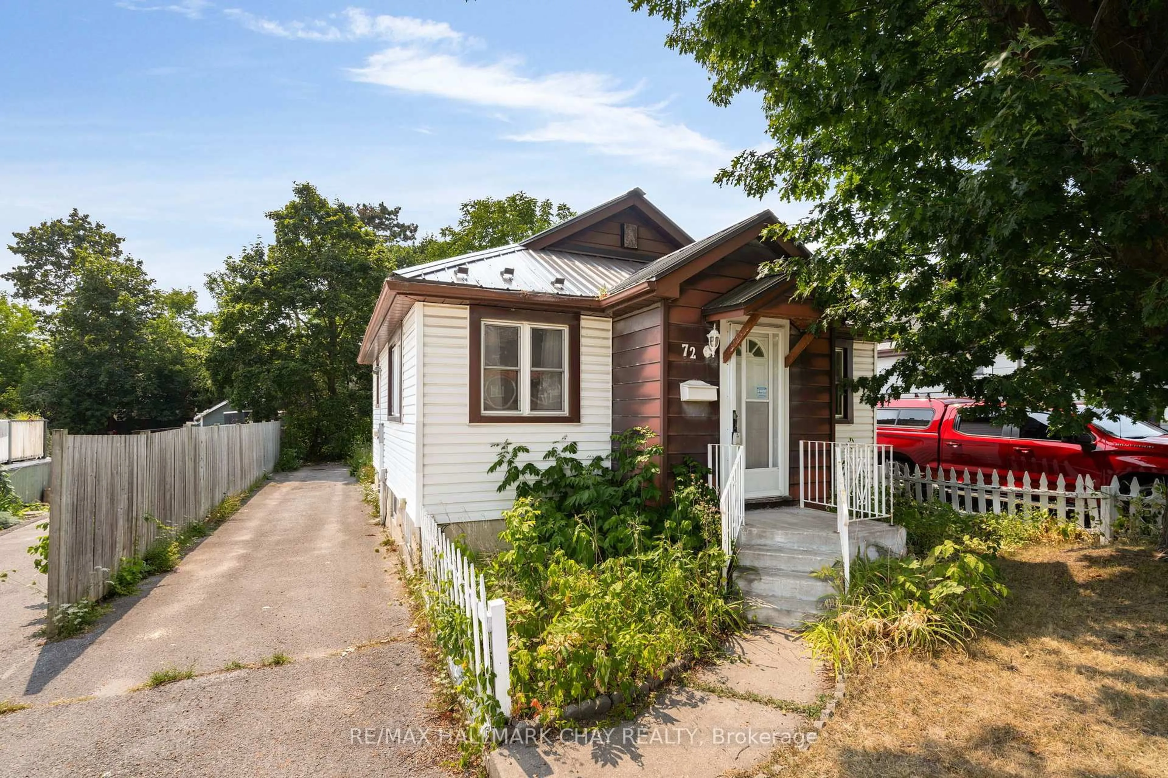Shed for 72 Eccles St, Barrie Ontario L4N 1Y4