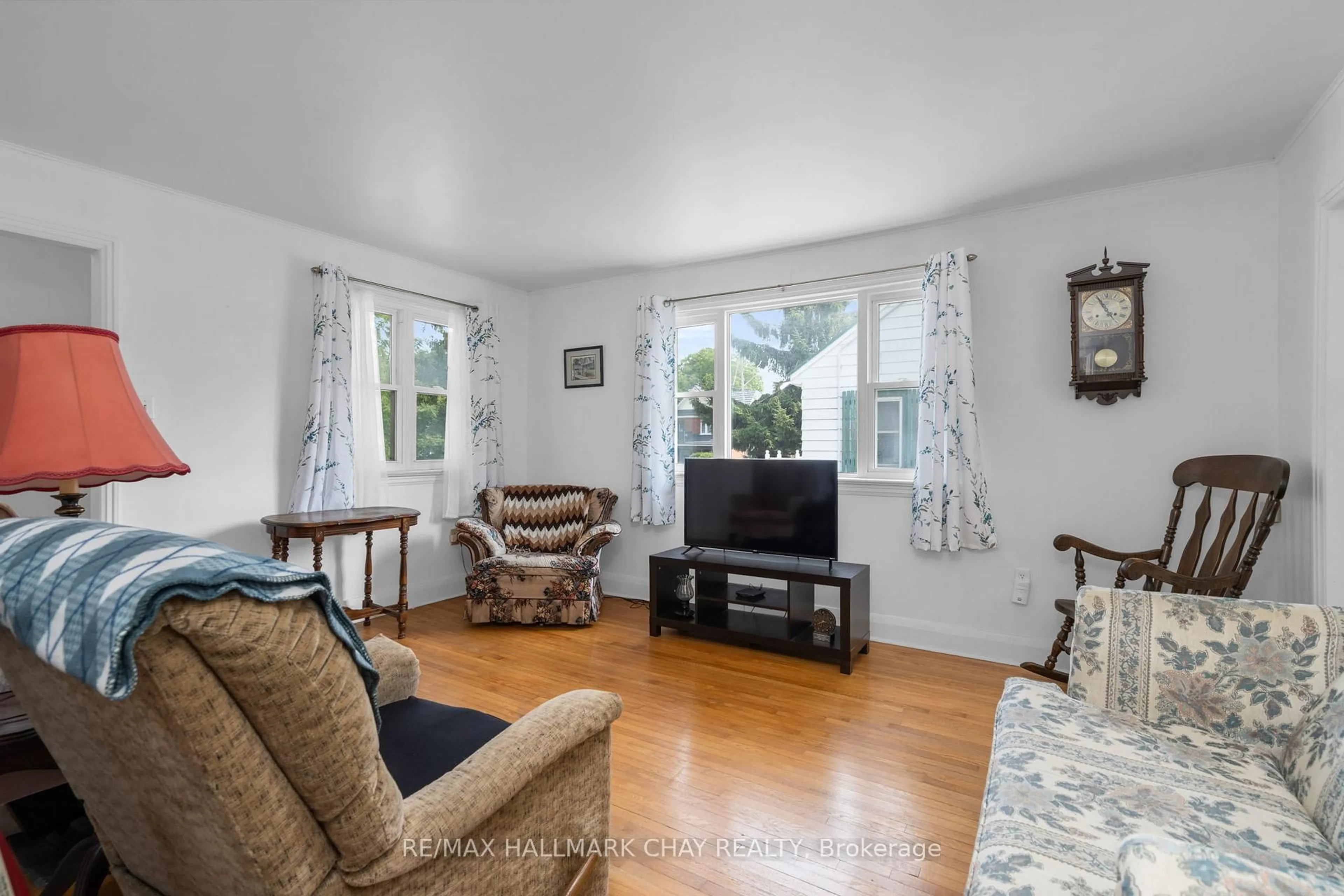 Living room with furniture, unknown for 72 Eccles St, Barrie Ontario L4N 1Y4