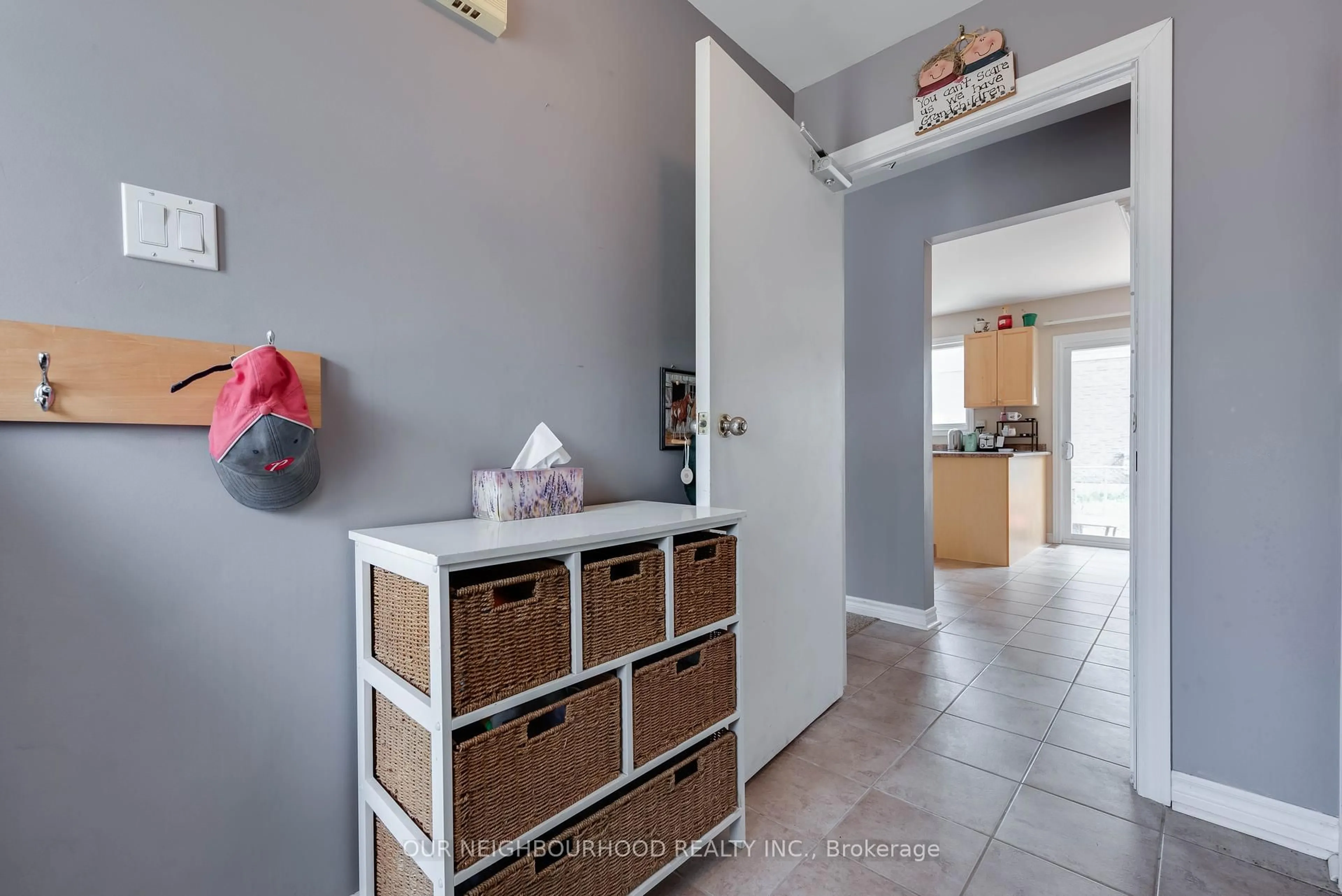 Indoor entryway for 449 Leacock Dr, Barrie Ontario L4N 4X6