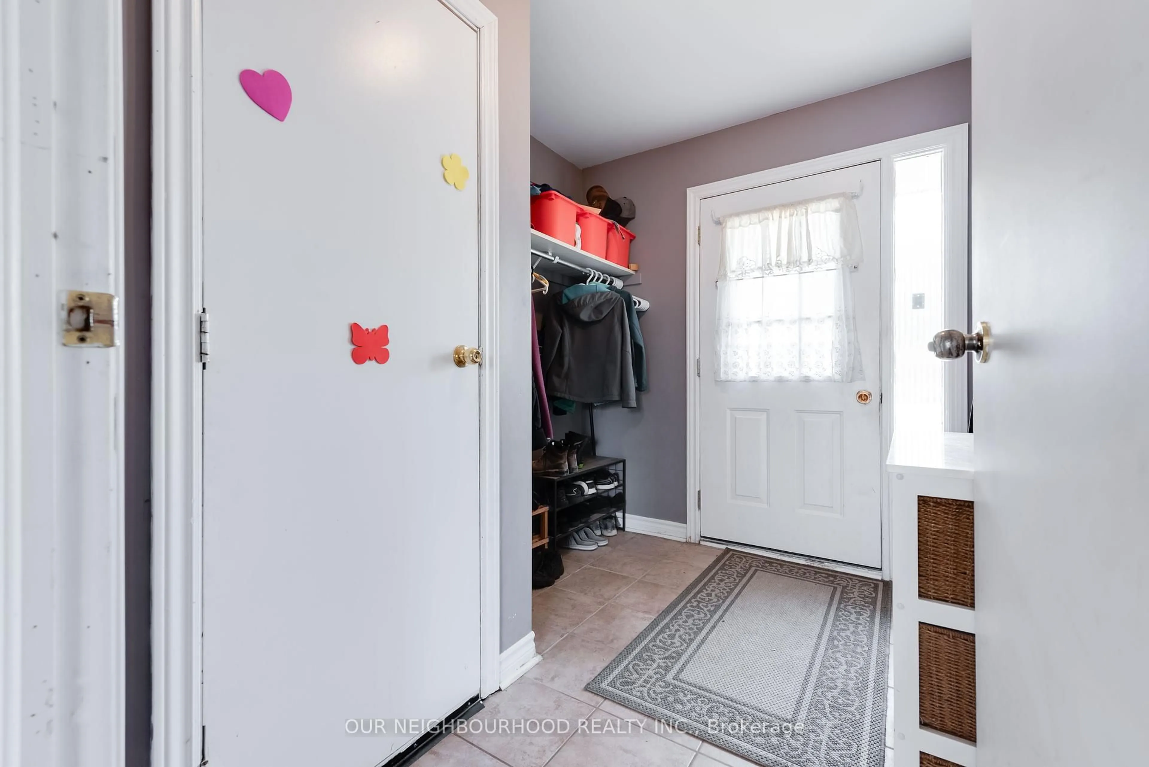 Indoor entryway for 449 Leacock Dr, Barrie Ontario L4N 4X6