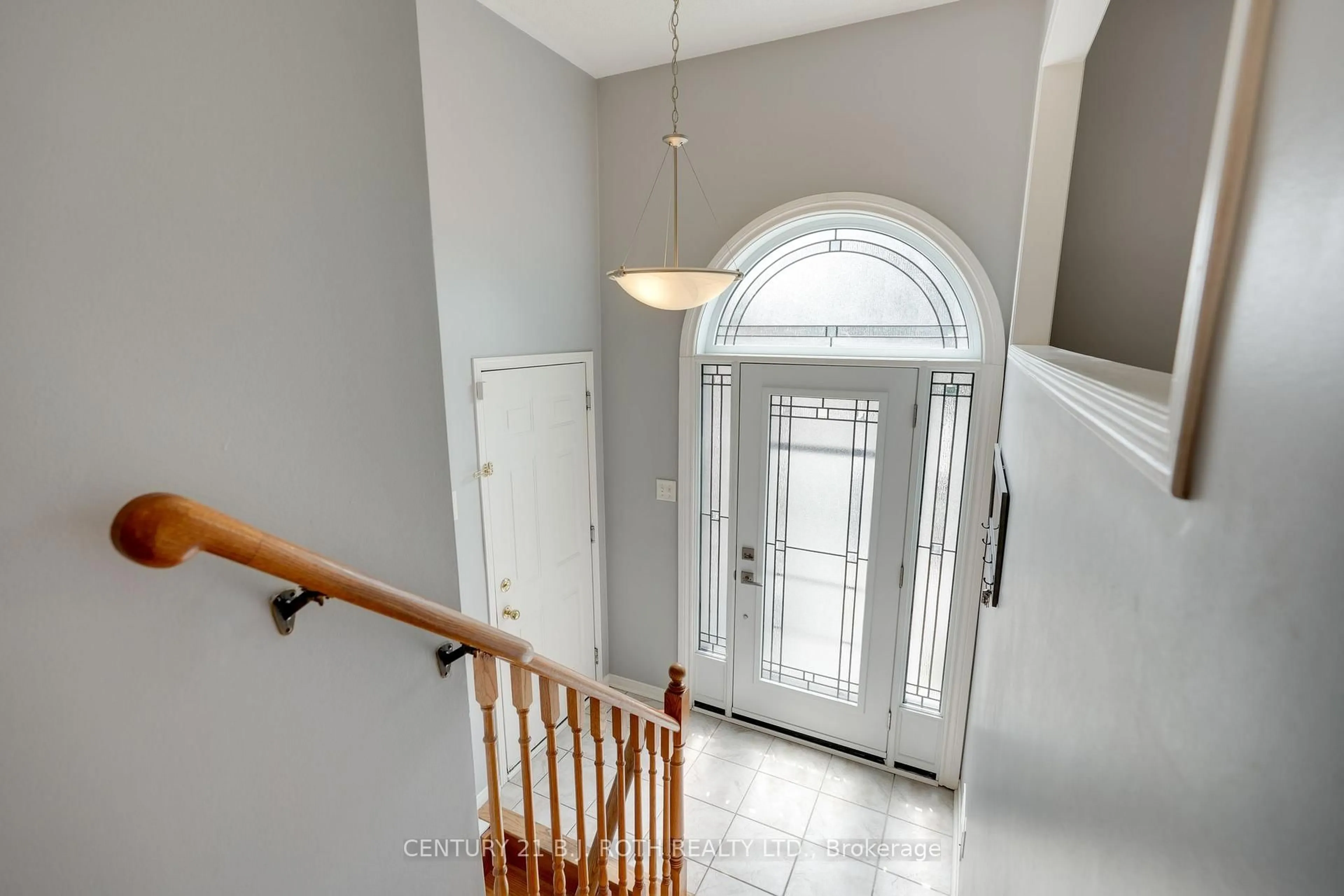 Indoor entryway for 188 Mapleton Ave, Barrie Ontario L4N 8T6