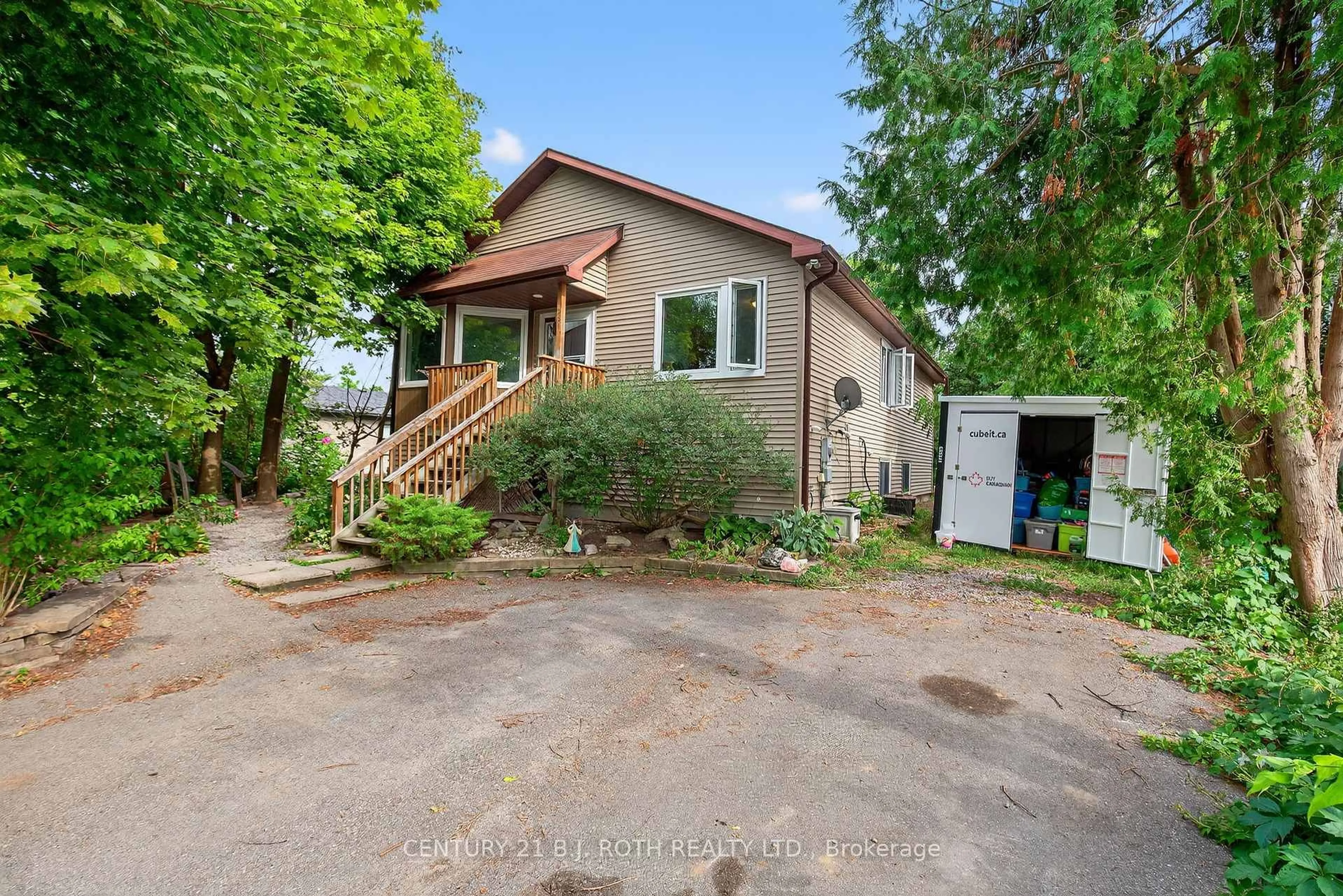 A pic from outside/outdoor area/front of a property/back of a property/a pic from drone, street for 281 Harvie Rd, Barrie Ontario L4N 8J5