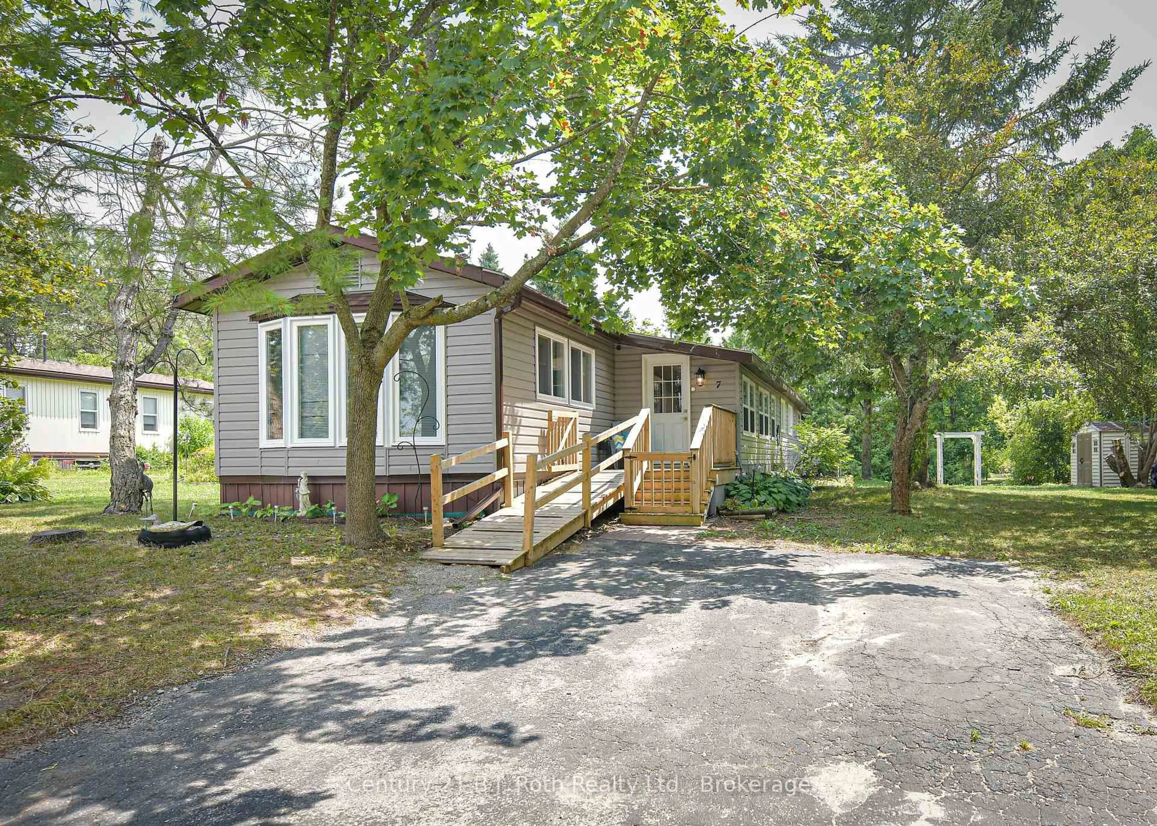 Home with vinyl exterior material, street for 7 Irvine Rd, Oro-Medonte Ontario L3V 0P9